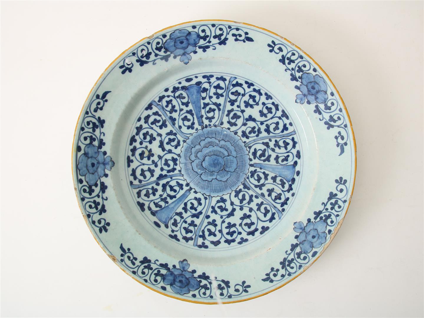 Set of earthenware dishes with central decoration of stylized flowers and edge decoration of - Image 4 of 6