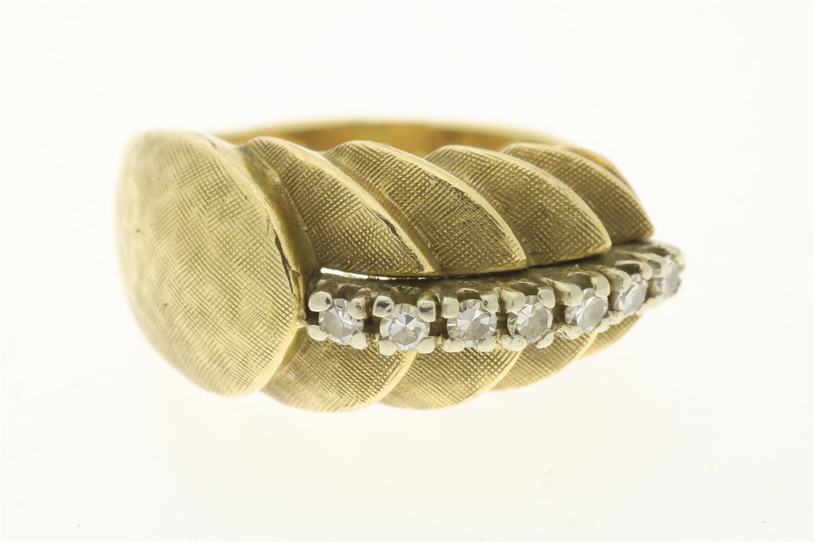 Yellow gold ring set with diamonds, approximately 0.18 ct. (measured set), grade 585/000, gross