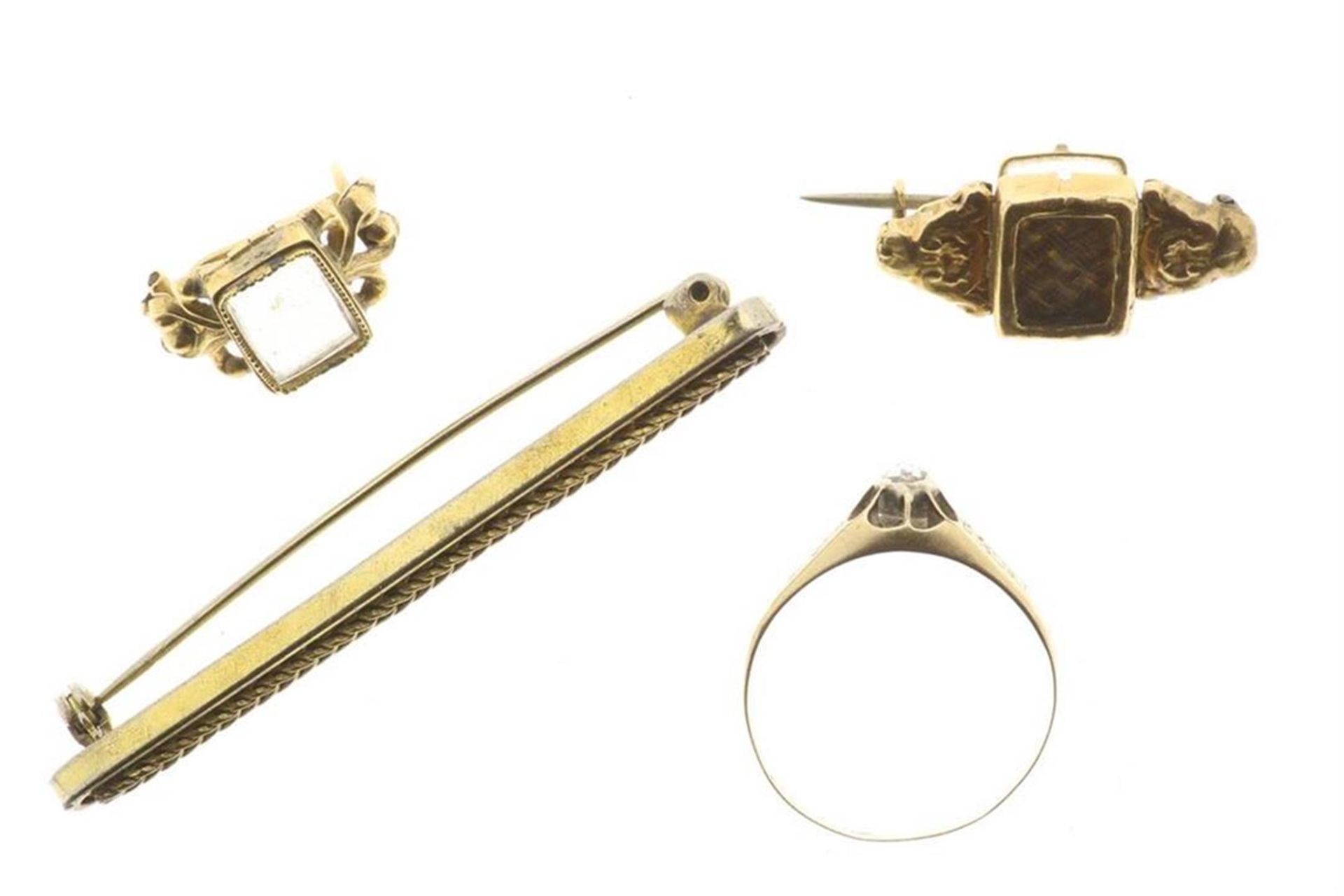 Lot of goldwork, consisting of 2 memorial brooches with hair, ring set with rose-cut diamond and tie