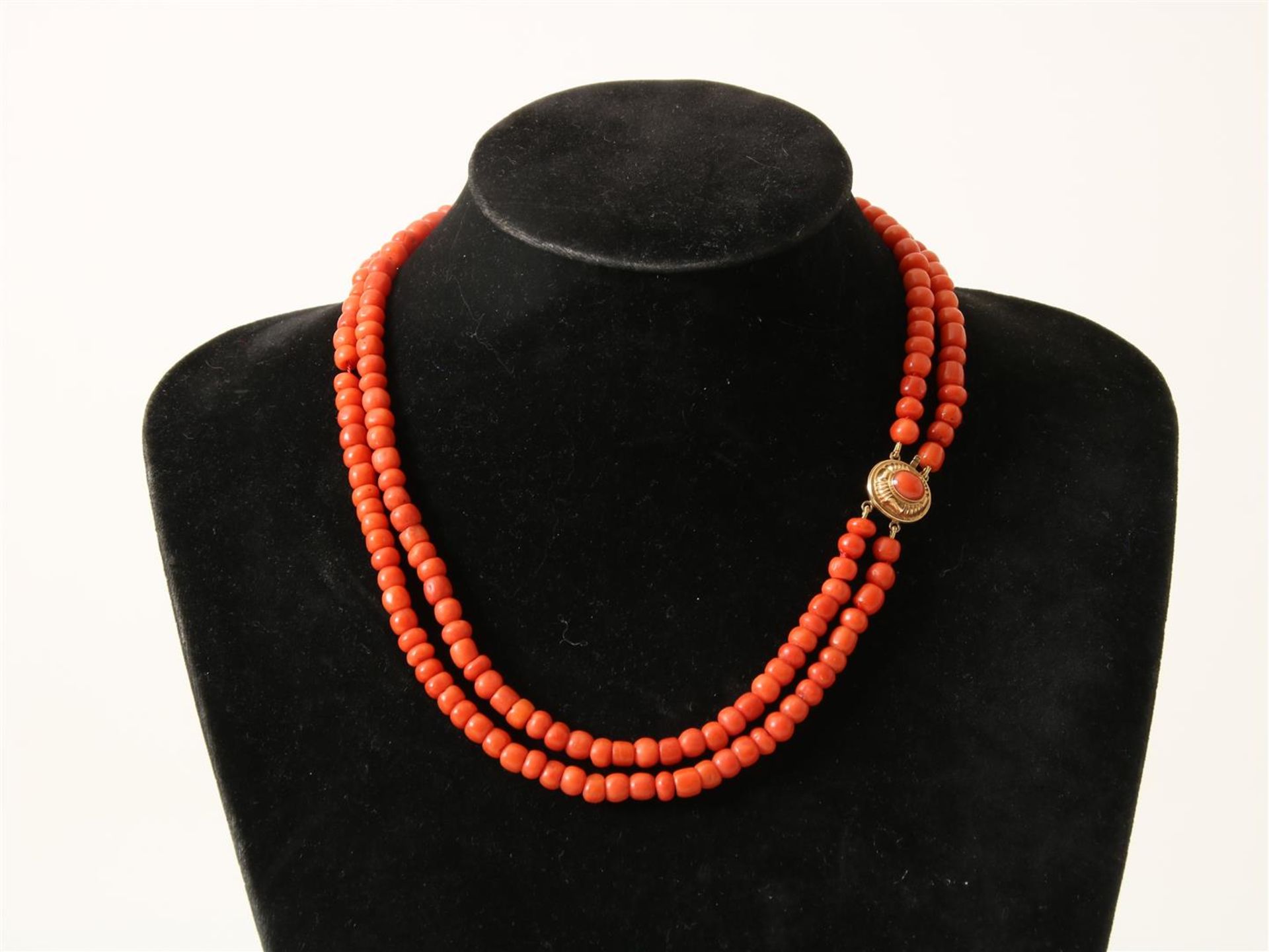 Red coral 2-way necklace with a round gold clasp set with red coral, l.46 cm. - Image 3 of 3