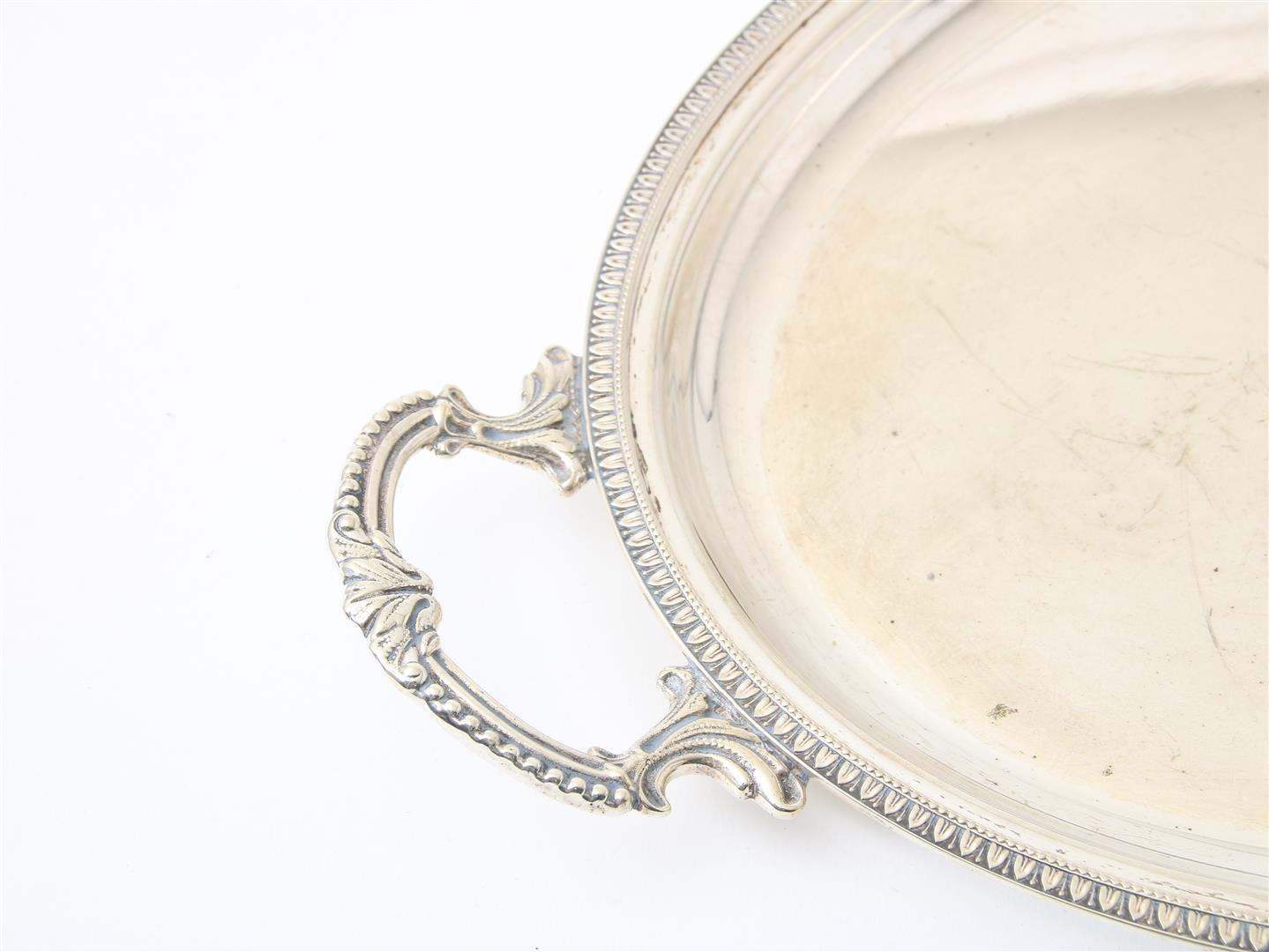 Silver oval tray with palmette edge, with handles with pearl edge, grade 800/000. - Image 2 of 3
