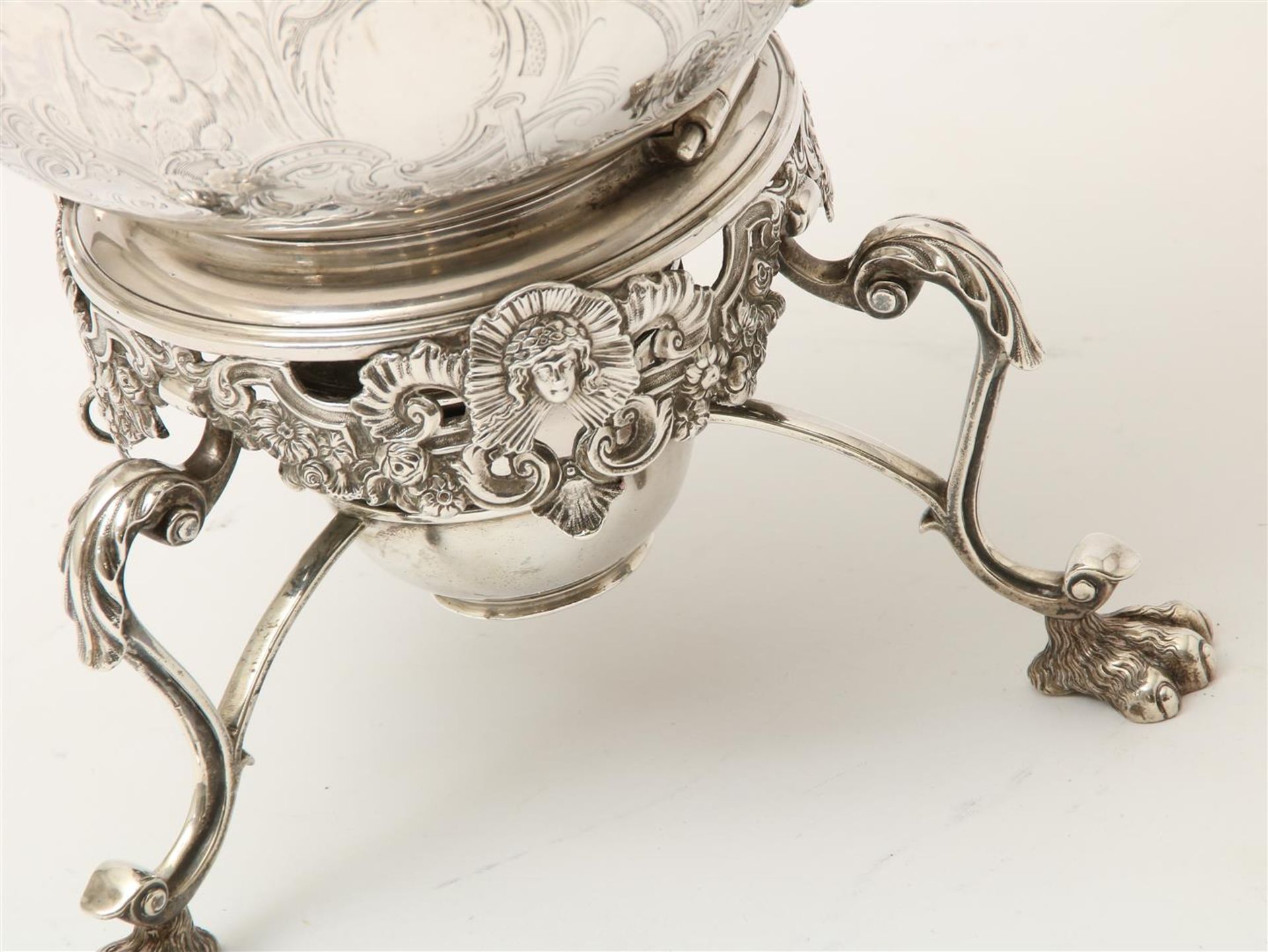 Silver Georgian teapot with engraving of C-volutes, on bouilloire decorated with mascerons and shell - Image 6 of 11