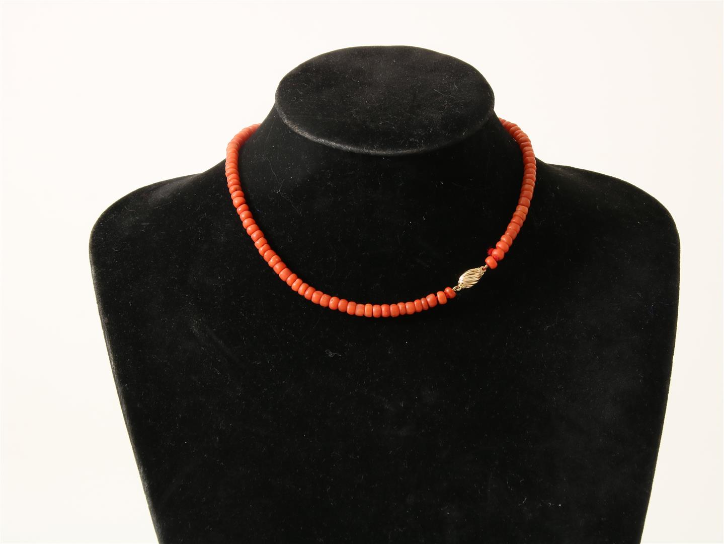 Red coral necklace on gold clasp 585/000, length 38 cm. - Image 3 of 3