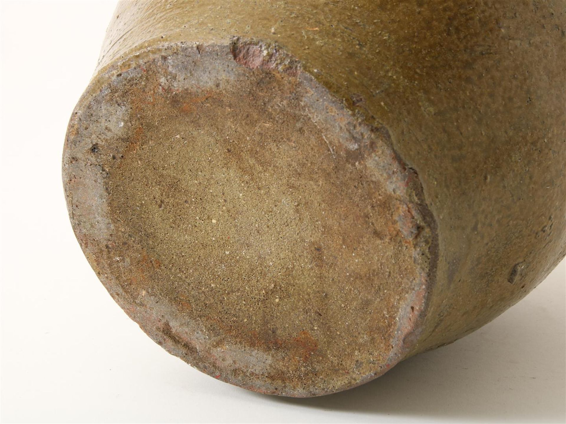 Large-format Shiwan earthenware storage jar, barrel-shaped with brown glaze and an incised band - Image 3 of 3