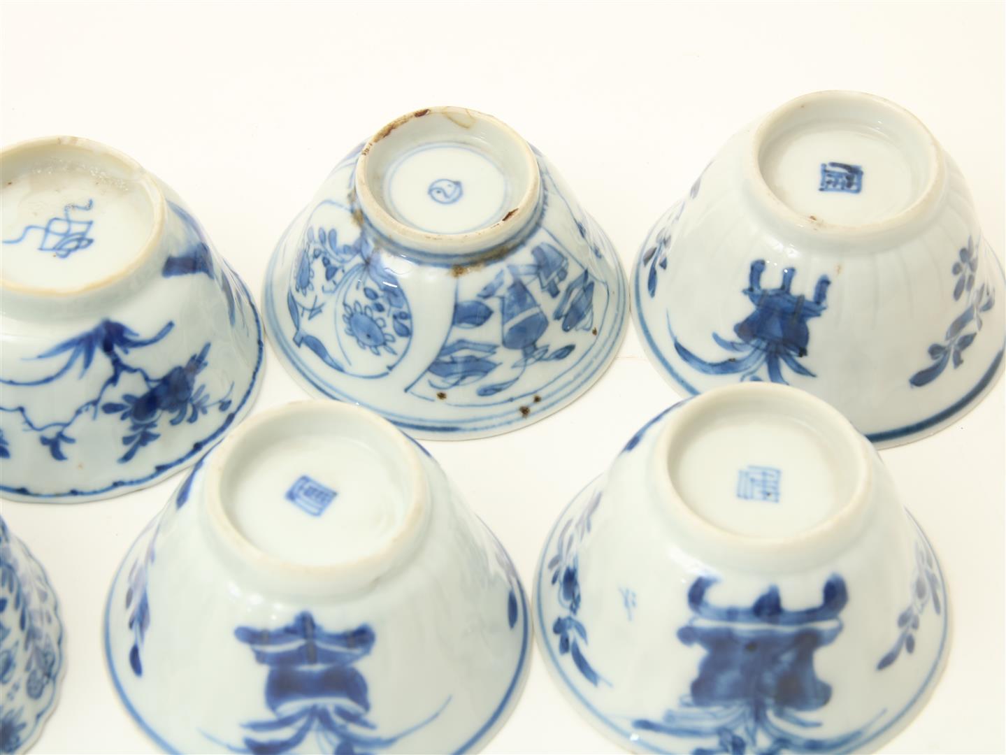 Series of 3 porcelain Kangxi cups with flower decoration and marked with Lozenge mark, including 5 - Image 6 of 6