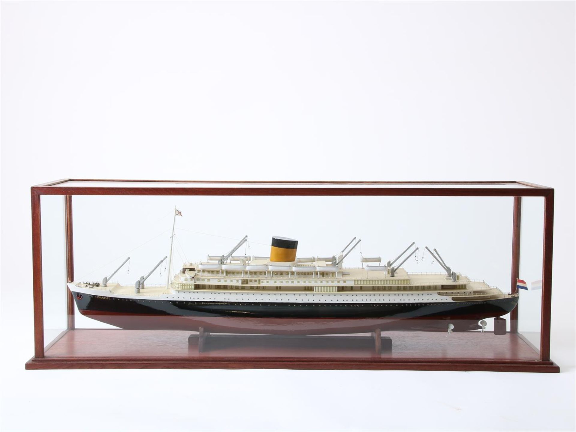 Model ship of 'De Oranje', in glass display case, 20th century, 38 x 107 x 27 cm.