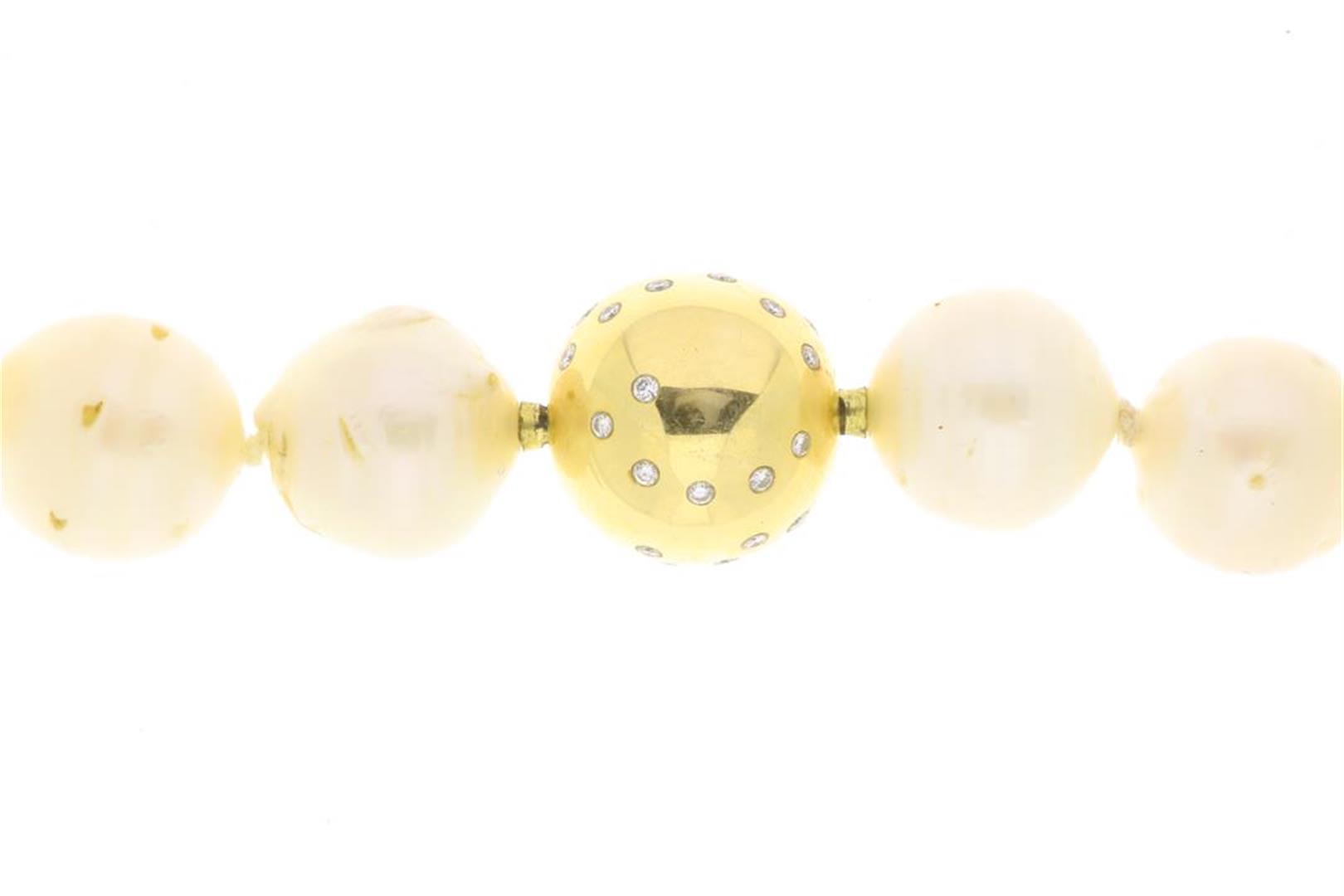 Pearl necklace with gold ball clasp set with diamonds. To be judged by a jewelry expert.