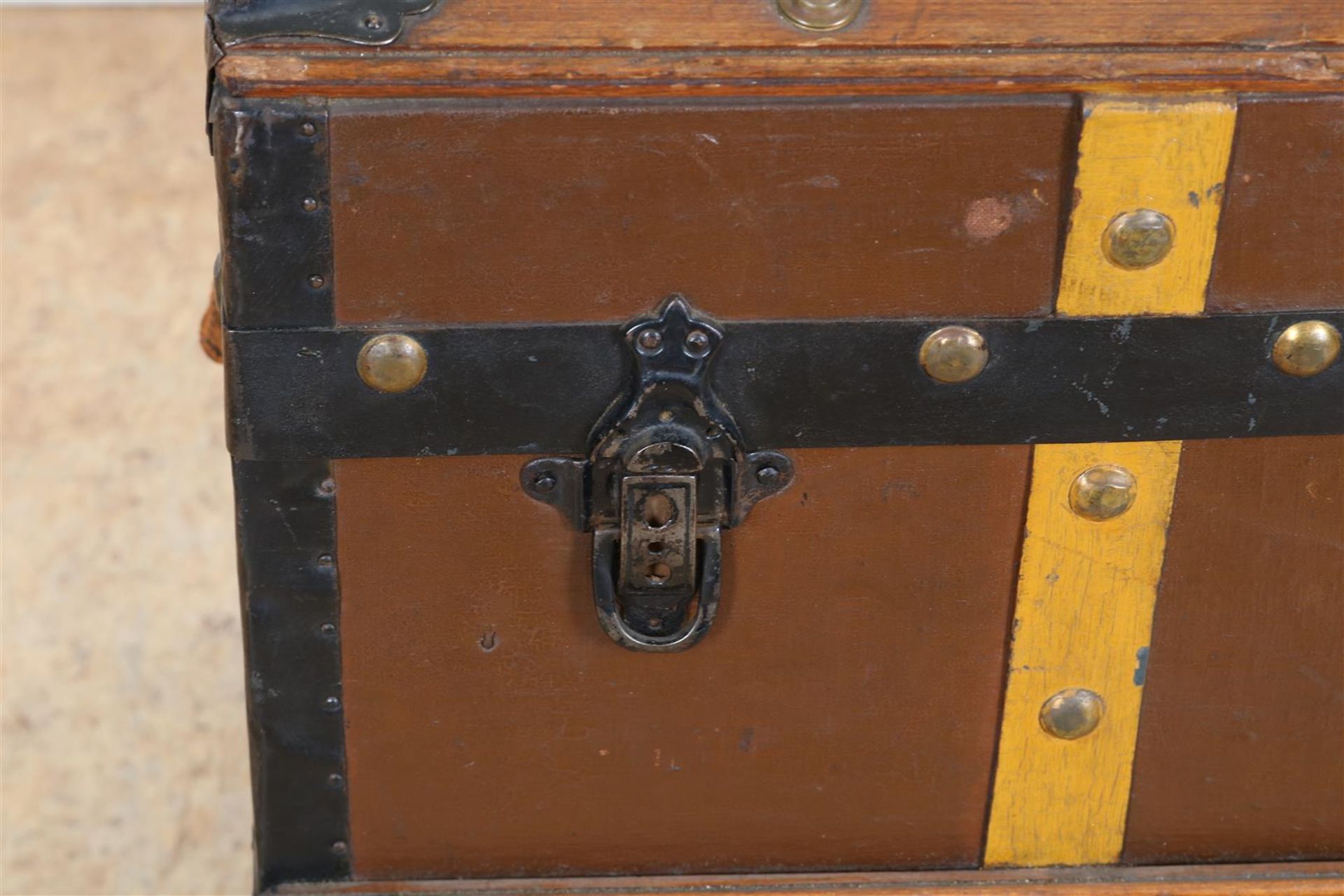 Jutte-covered trunk with wooden and iron straps, 62 x 85 x 52 cm. (handles broken) - Image 4 of 5