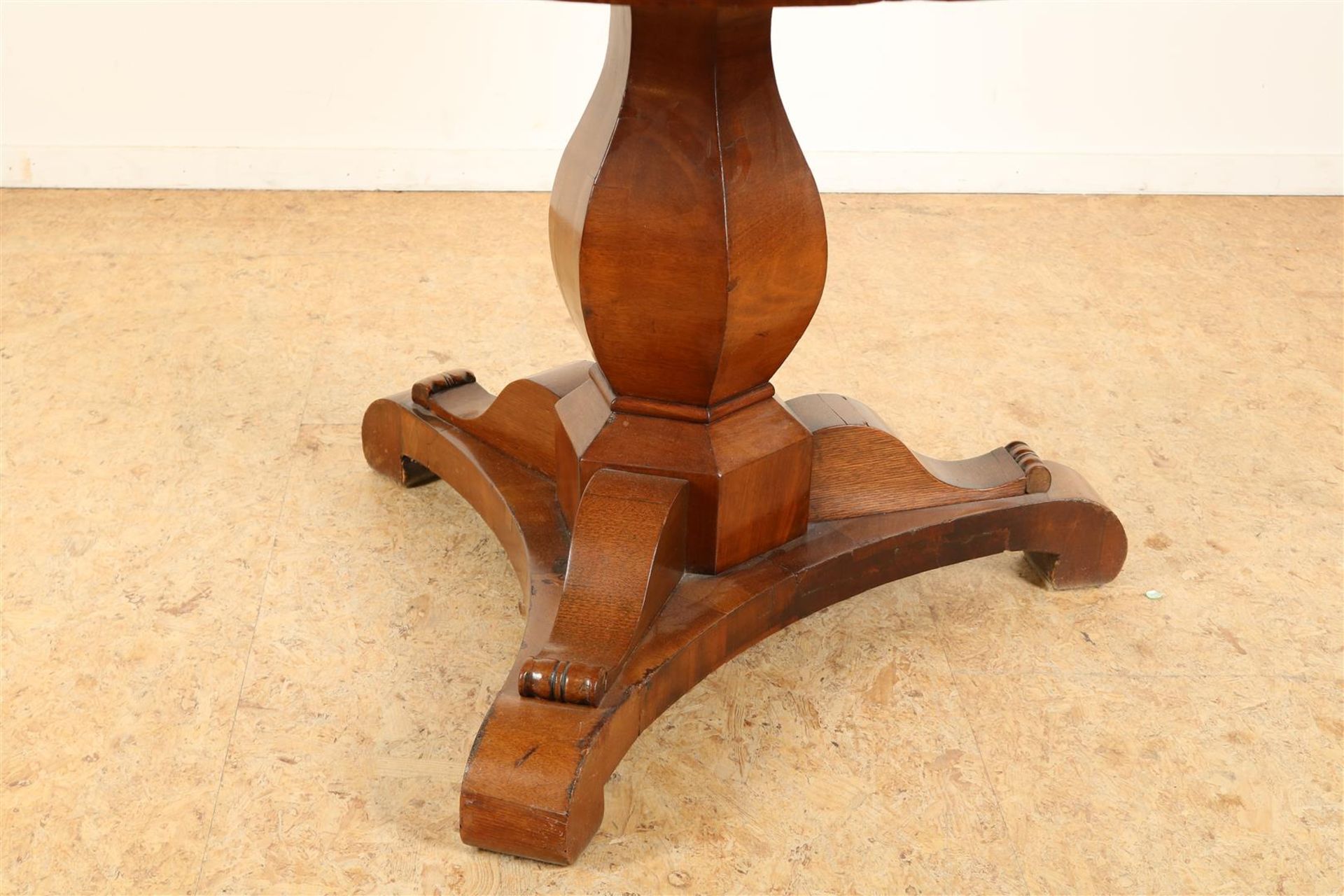 Mahogany Biedermeier table on ball legs, ending in 3-branch, approx. 1830/40, 73 x 107 cm. - Image 3 of 3