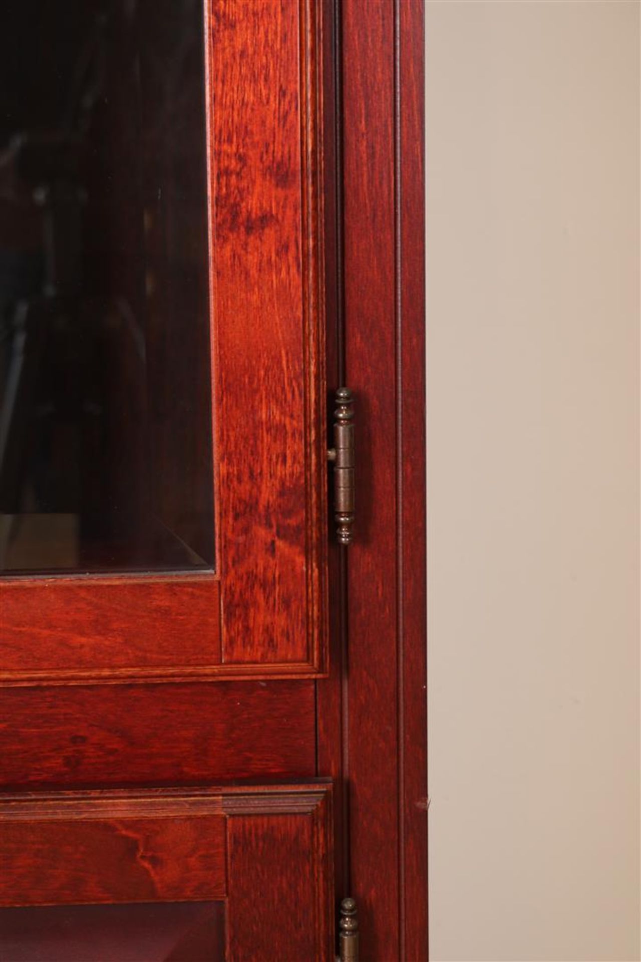 Oak veneered modern display cabinet with 3 glass plates, 2 facet cut doors and 2 panel doors, 201 - Image 3 of 3