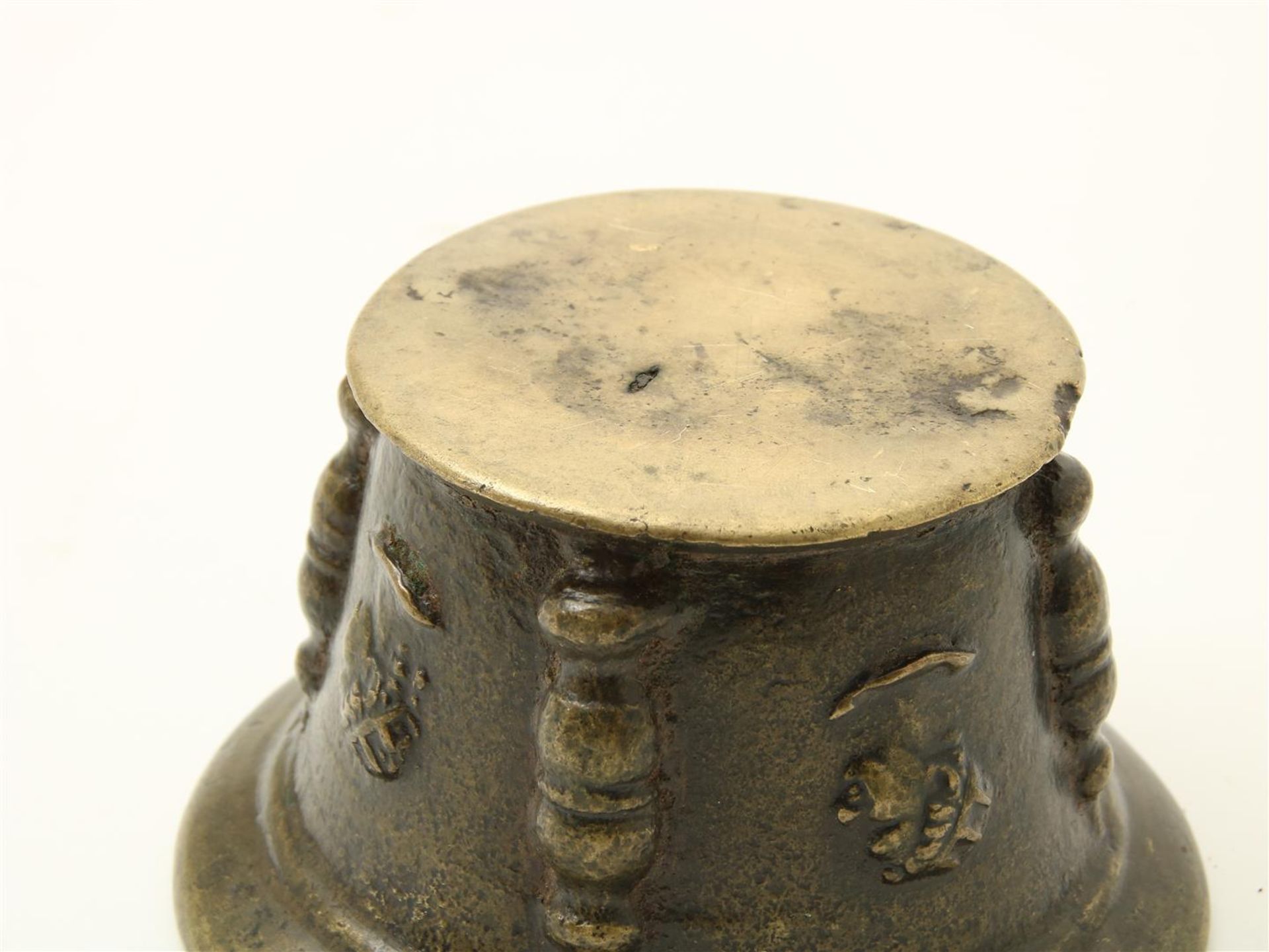 Bronze mortar decorated with ribs and portrait heads, Spain, 17th century. - Image 4 of 4