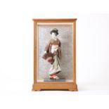 Japanese lacquer doll, Geisha in glass case, Japan 1970s, 55 x 34 x 29 cm.