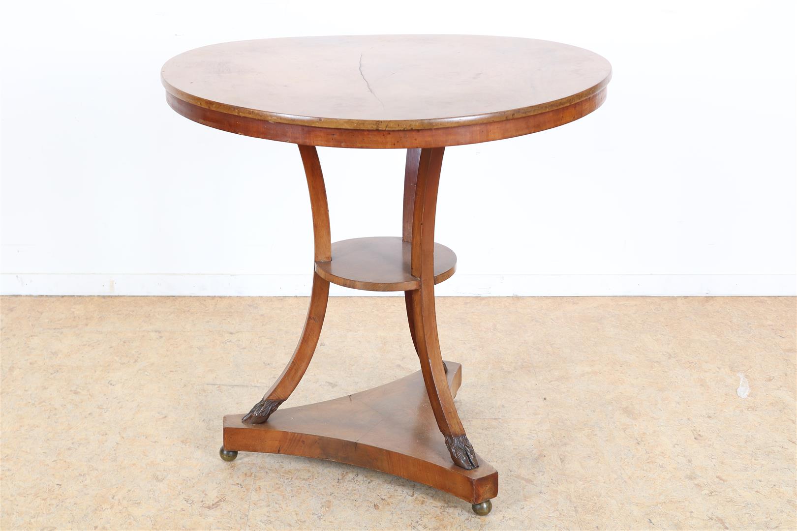 Mahogany side table with shelf on sabre-shaped legs ending in deer legs, 19th century, 76 x 80 cm.