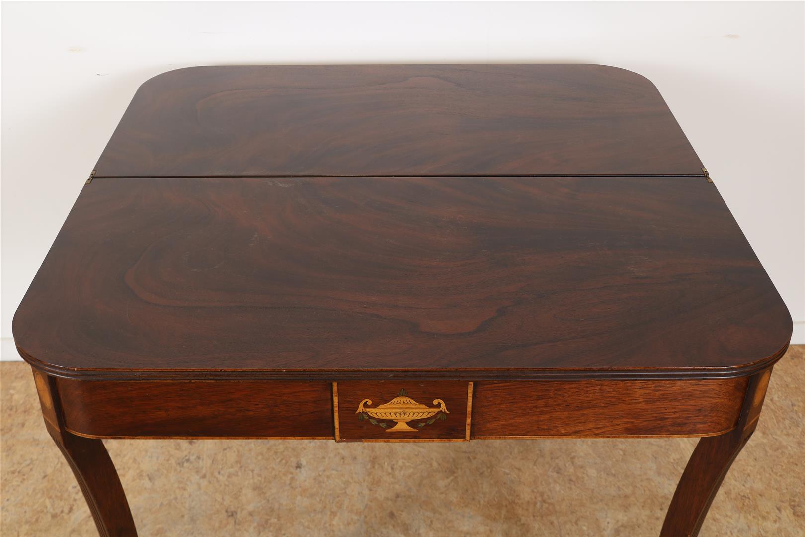 Mahogany Georgian-style coffee/breakfast table with folding top, inlaid vase in skirting boards - Image 2 of 6