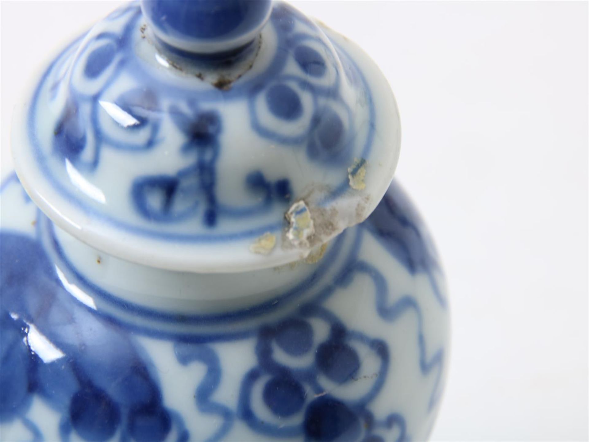 Set of porcelain miniature lidded vases, Kangxi - Bild 4 aus 10