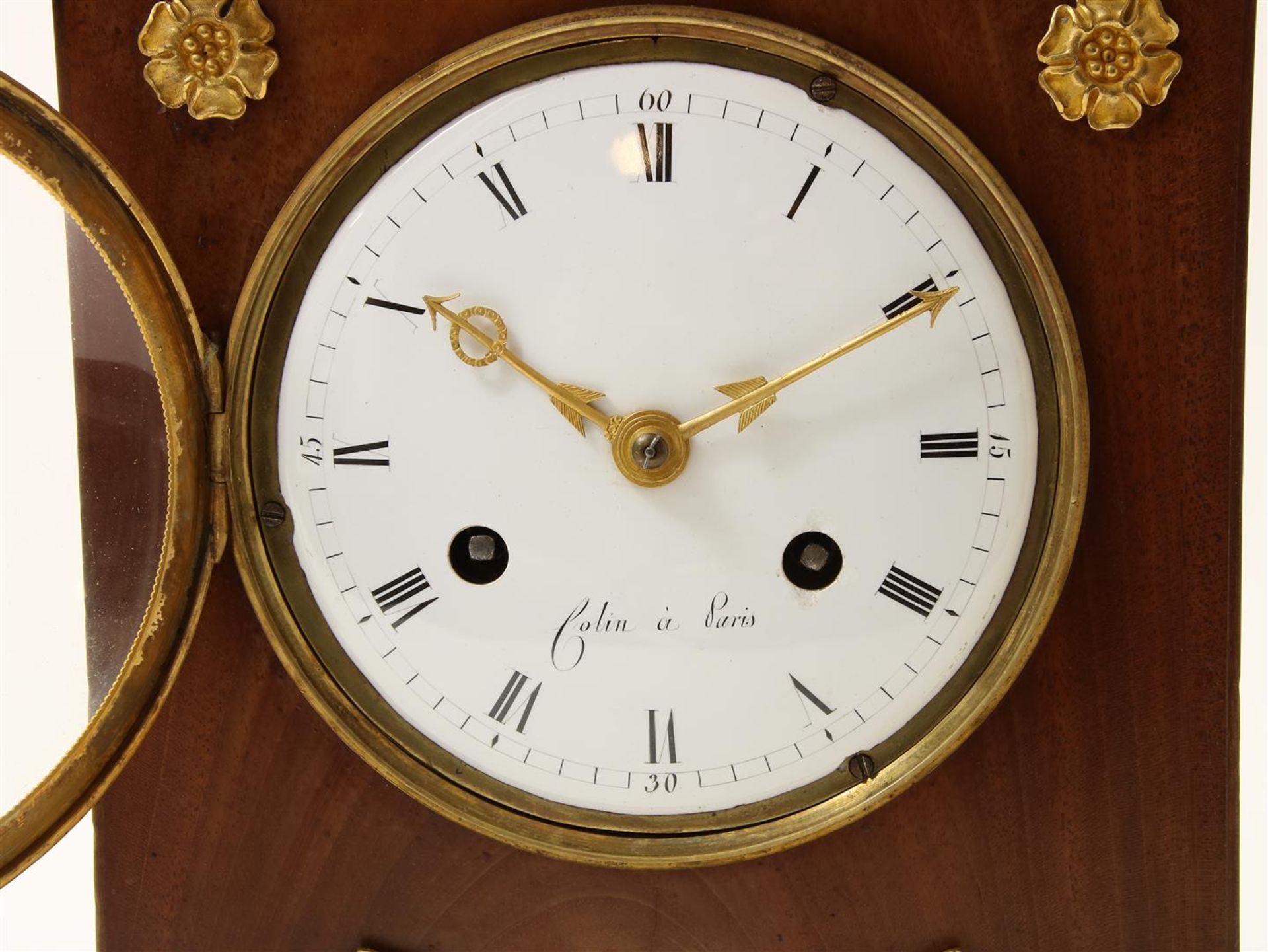 Empire mantel clock in mahogany case with white enamel dial with Roman numerals and fire-gilt Sphinx - Image 3 of 5