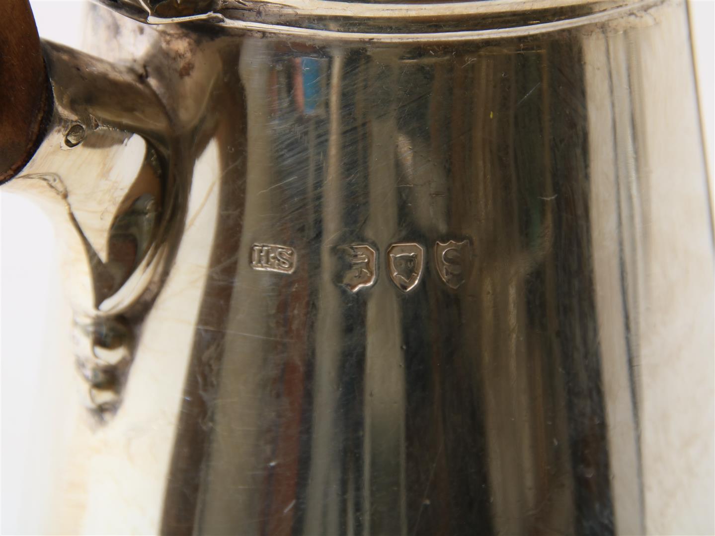 Silver Victorian coffee pot, year 1893, with crest 'omi leberMetu' London, England, grade 925/000, - Image 4 of 4