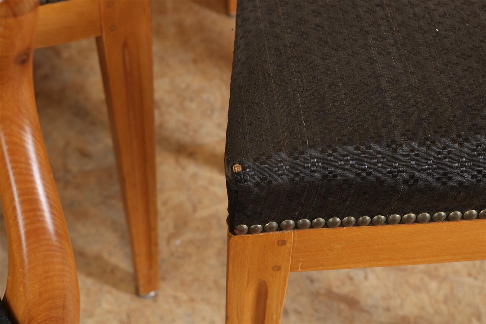 Series of 14 oak chairs with elaborate backrest and green fabric seat, including 1 arm chair. - Image 4 of 7