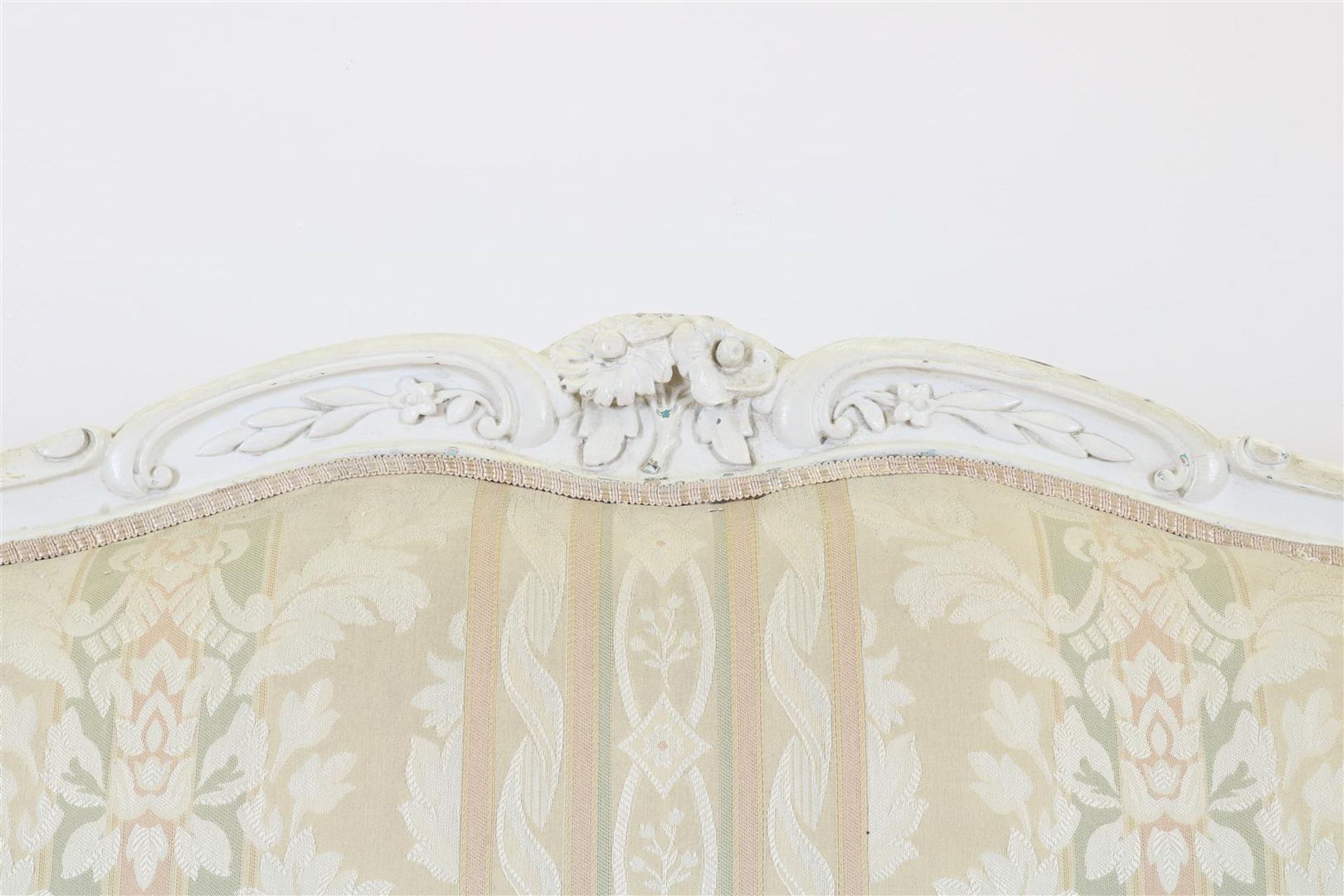 White lacquer Louis XV style sofa with carved crest and armrests, covered with damask, 110 x 163 x - Image 2 of 6