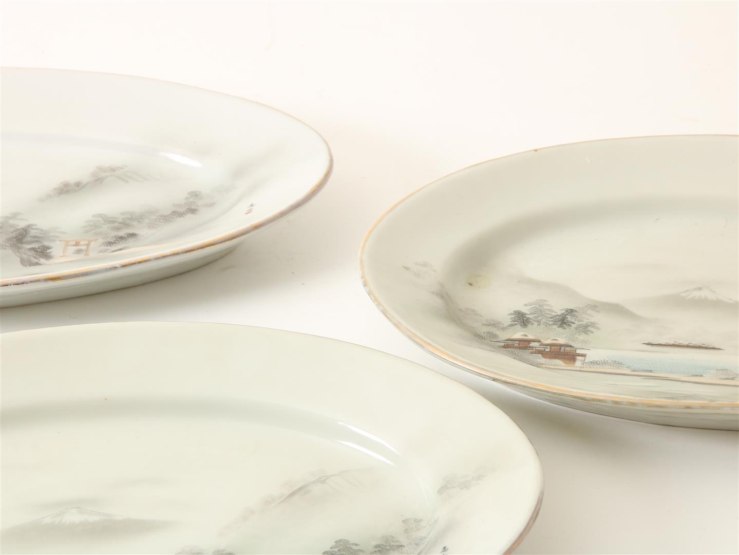 Series of 3 porcelain Kutani serving bowls with Mount Fuji decor, signed bottom right, Japan, - Image 3 of 3