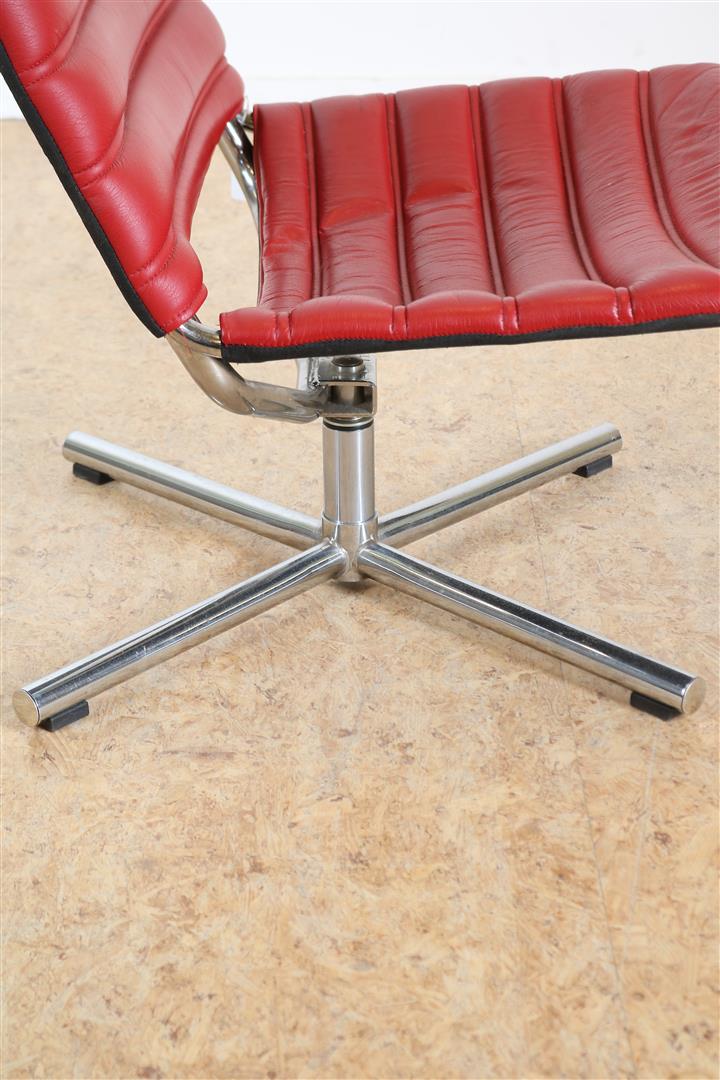 Red leather swivel armchair on chrome base. Model 'LAZY' by Hulshoff Design (The Hague). - Image 4 of 4