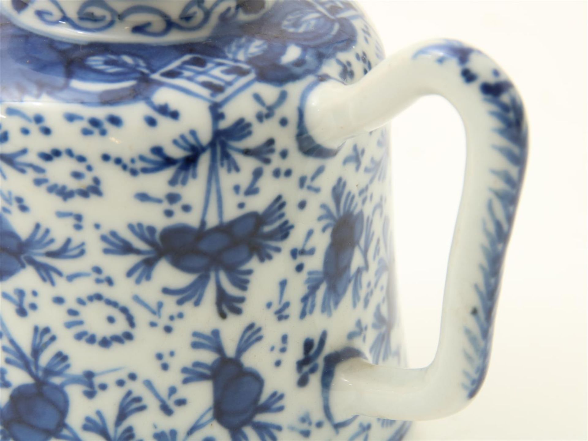 Porcelain teapot with blue-white decor of flowers, China ca. 1800  - Bild 4 aus 6