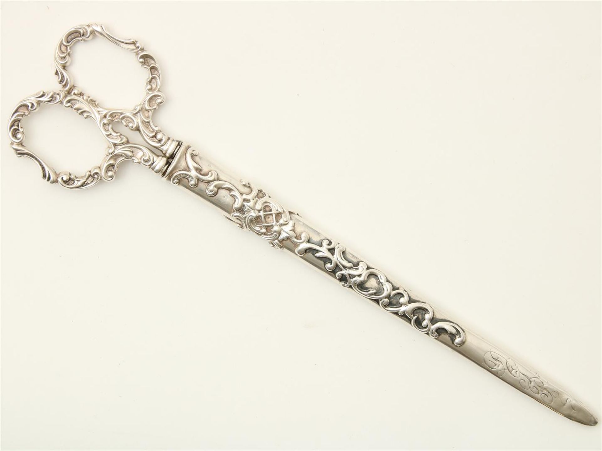 Silver pair of scissors in case, grade 925/000, length 26 cm, gross weight 144 grams.