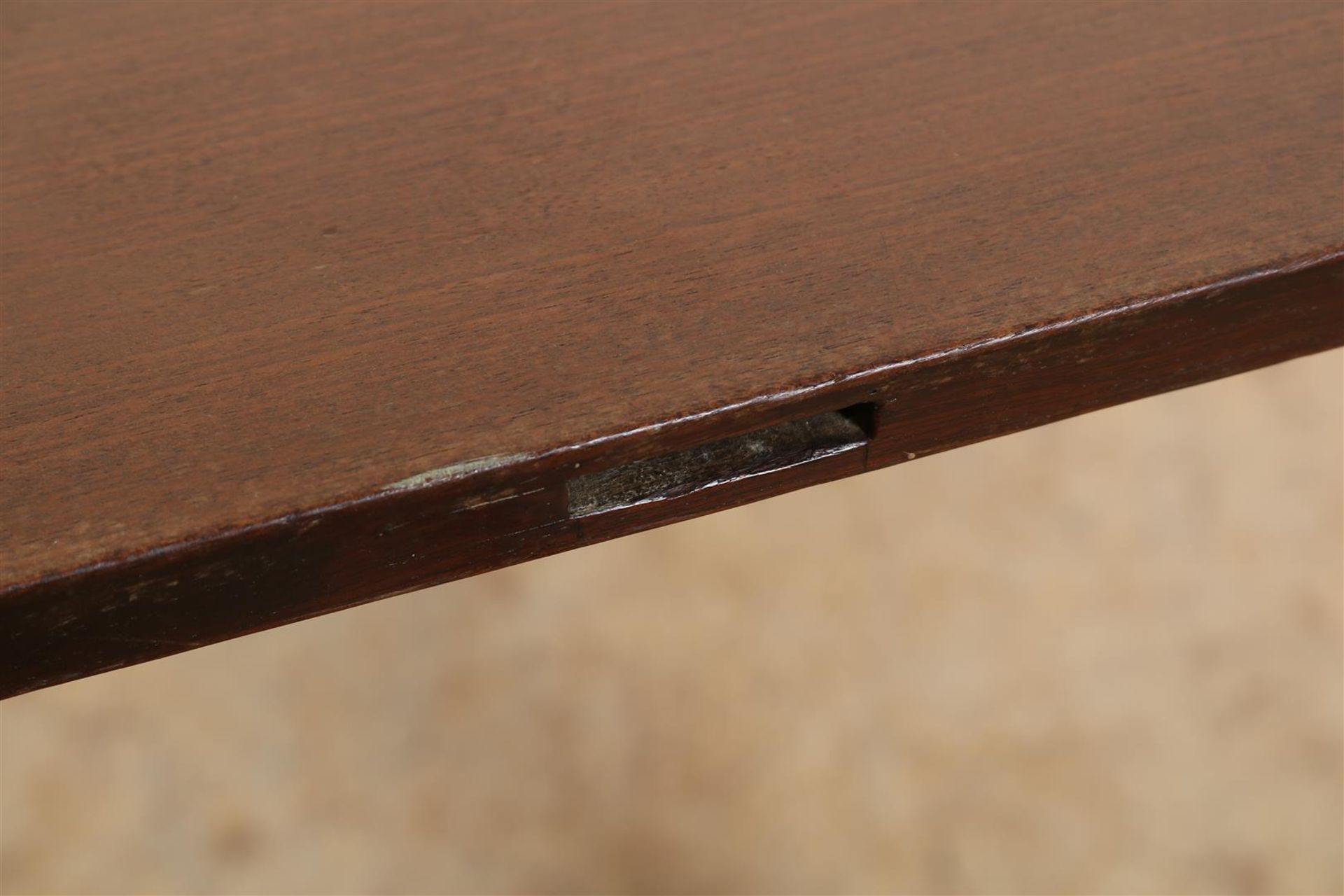 Mahogany drop-leaf table on block legs, 72 x 140 x 124 cm. (scratches on page) - Image 4 of 5