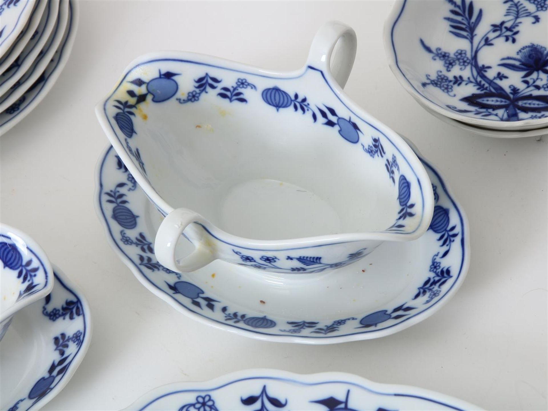 Approximately 50 pieces of porcelain tableware with zwiebelmuster decor, including bowls, - Image 7 of 9