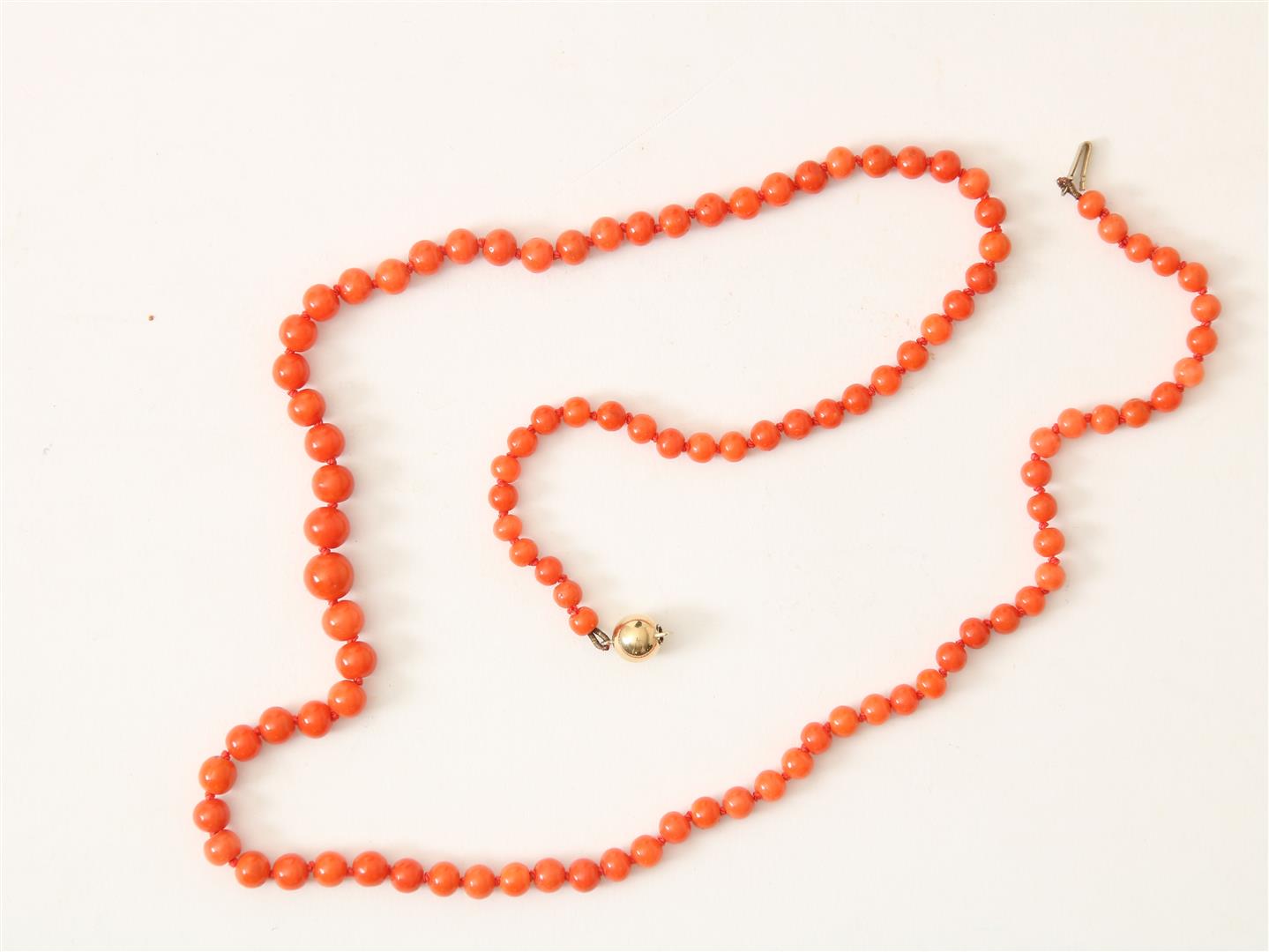 Red coral knotted bead necklace on gold ball clasp, l. 60 cm.