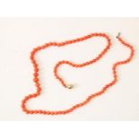 Red coral knotted bead necklace on gold ball clasp, l. 60 cm.