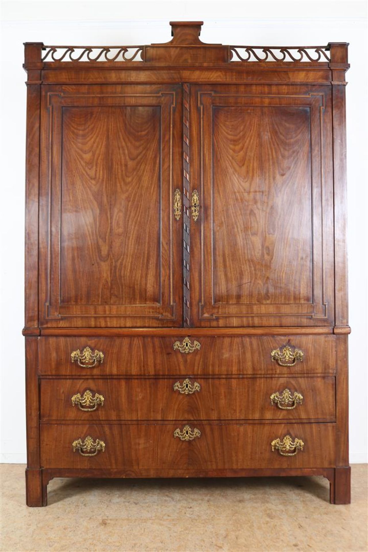 Mahogany veneered gate cabinet, with straight hood with gallery edge decorated with pilasters, 2