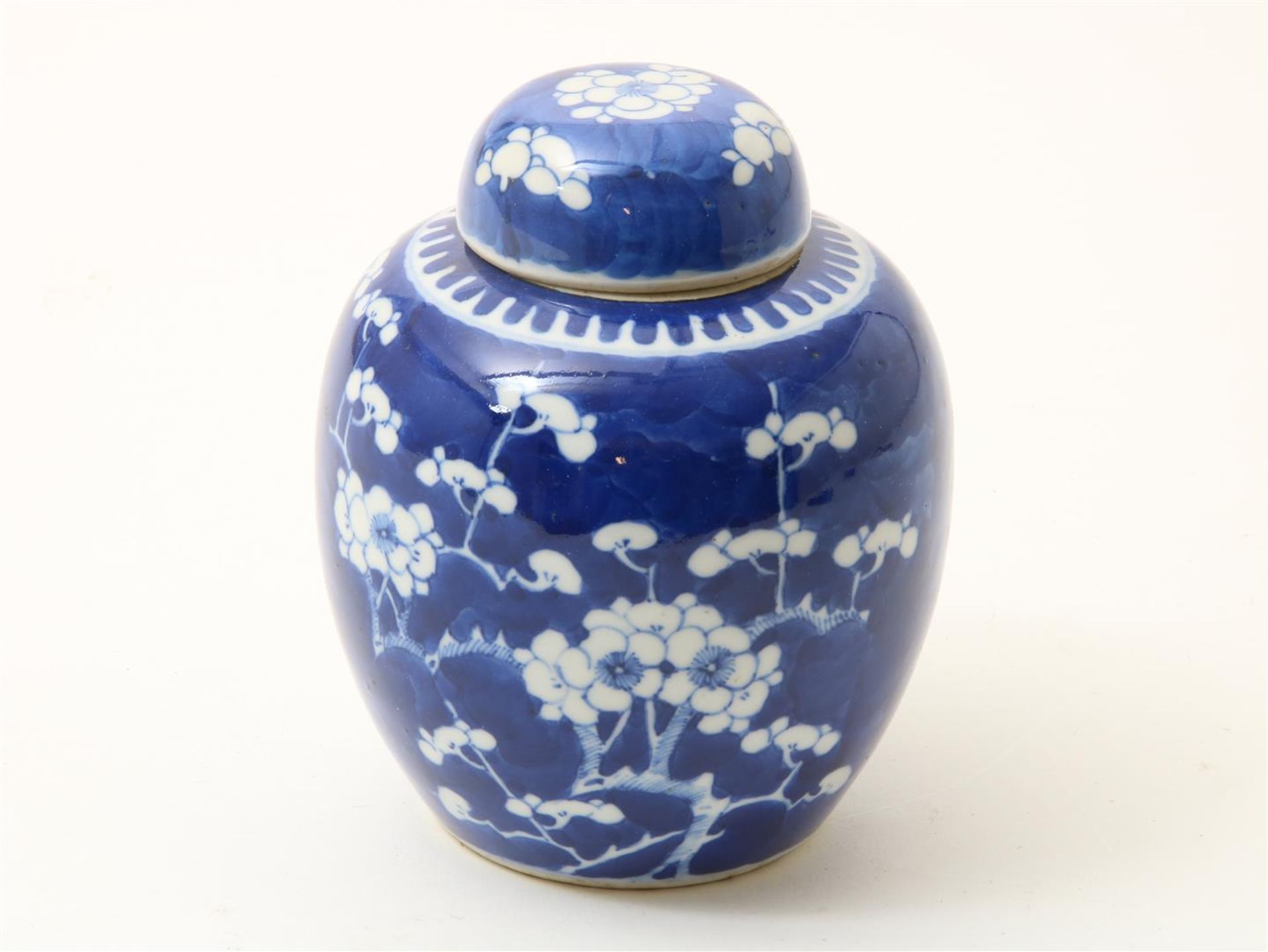 Porcelain ginger jar, cracked ice decor, China 19th century, height: 15 cm.