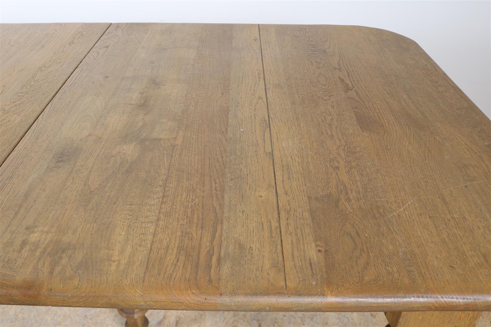 Oak wings table on turned legs ending in brass wheels, 78 x 162 x 98 cm. 2 oak intermediate leaves - Image 6 of 6