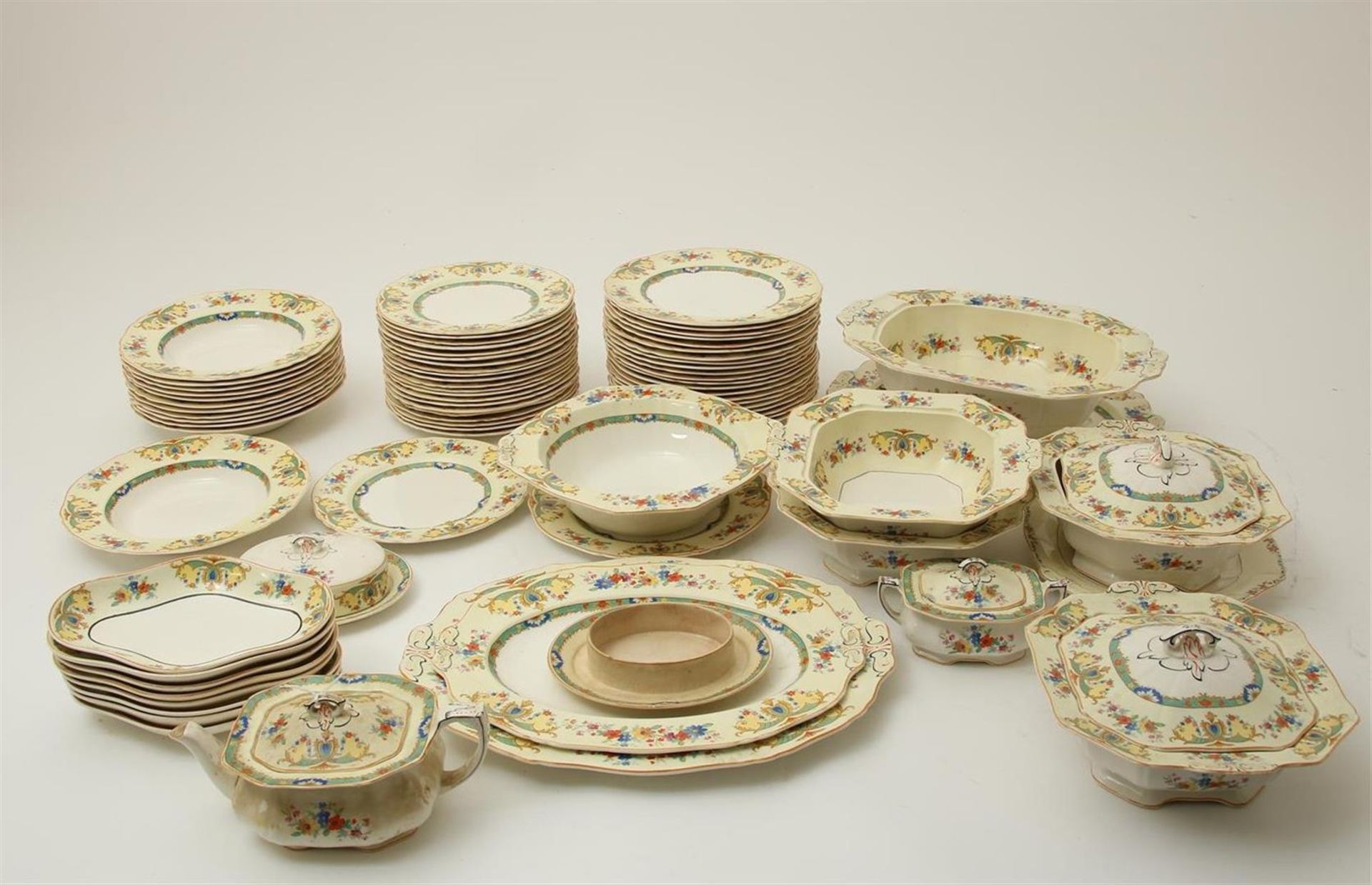 80 pieces of earthenware tableware with floral decorations, marked Alfred Meakin England, model