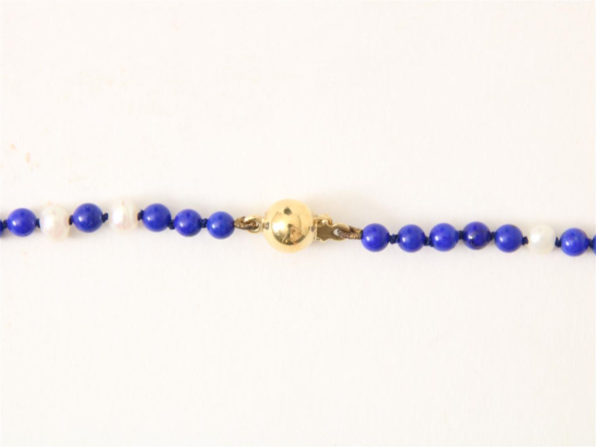 Lapis with freshwater pearl set with gold ball clasp l.18 and 38 cm.