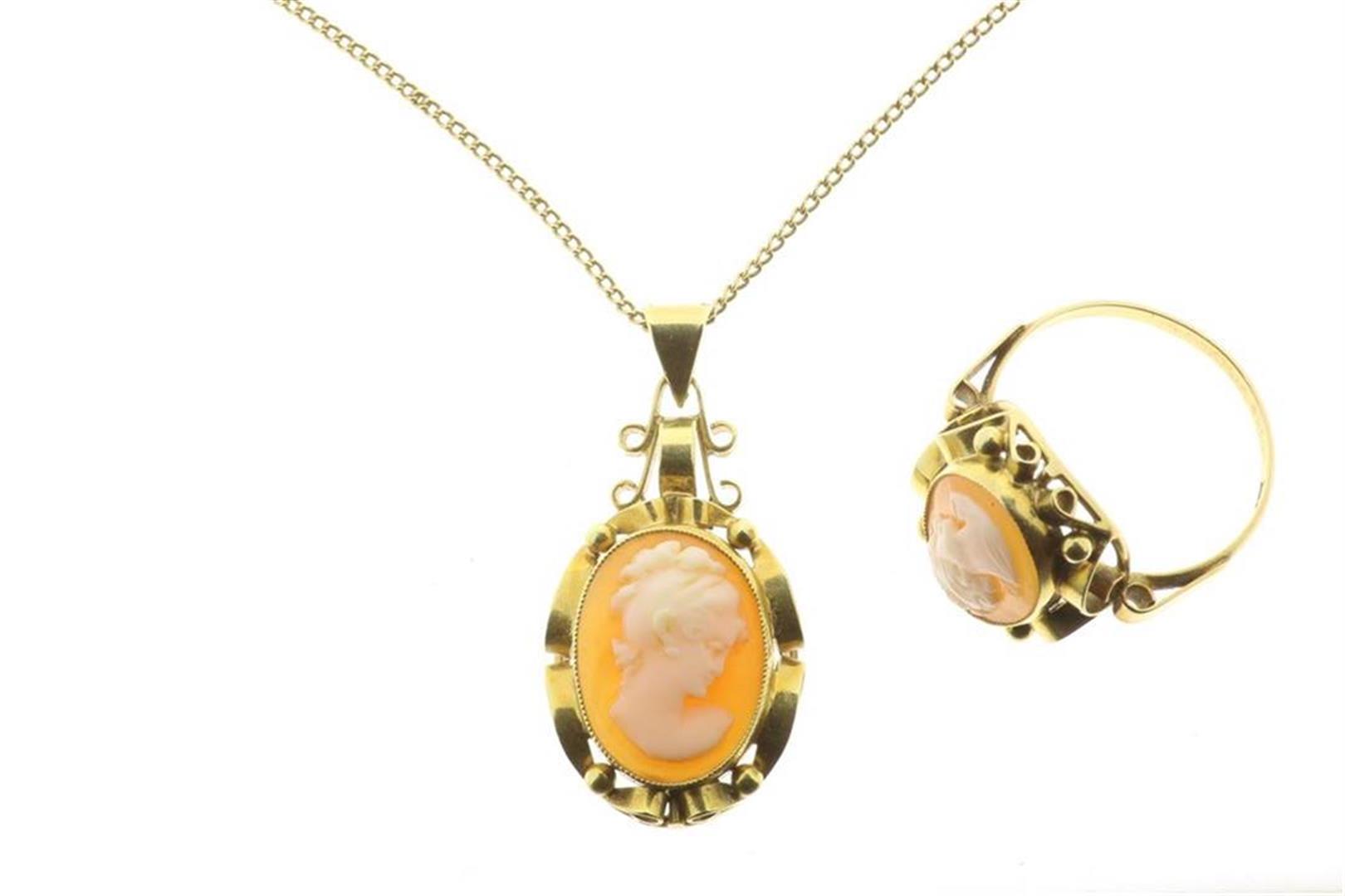 Yellow gold necklace with shell cameo, grade 583/000, length 47.5 cm. And a matching yellow gold