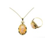 Yellow gold necklace with shell cameo, grade 583/000, length 47.5 cm. And a matching yellow gold