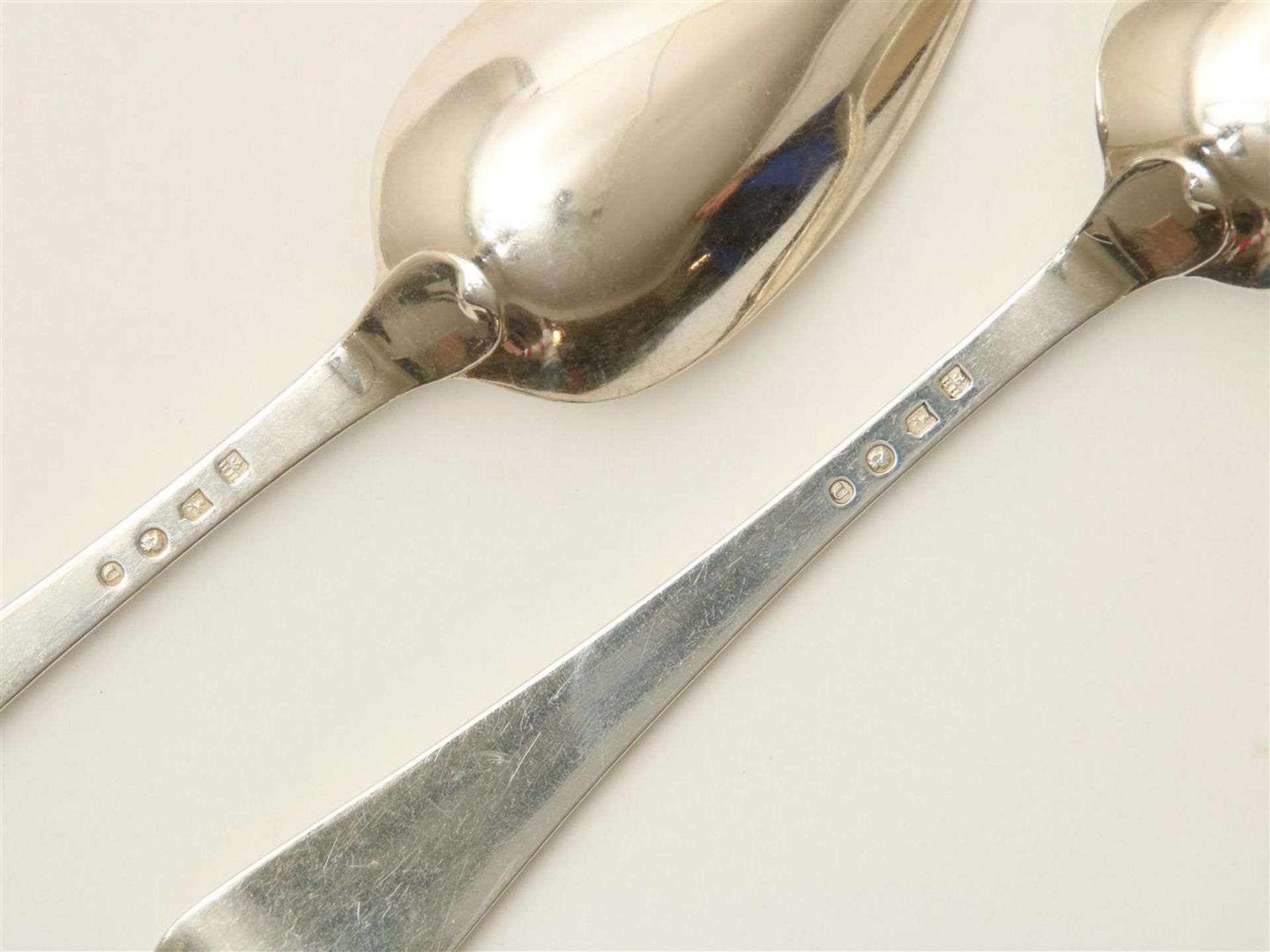 Series of 6 silver place settings with double hallmarks and 2 spoons, gross weight 900 grams. - Image 3 of 3