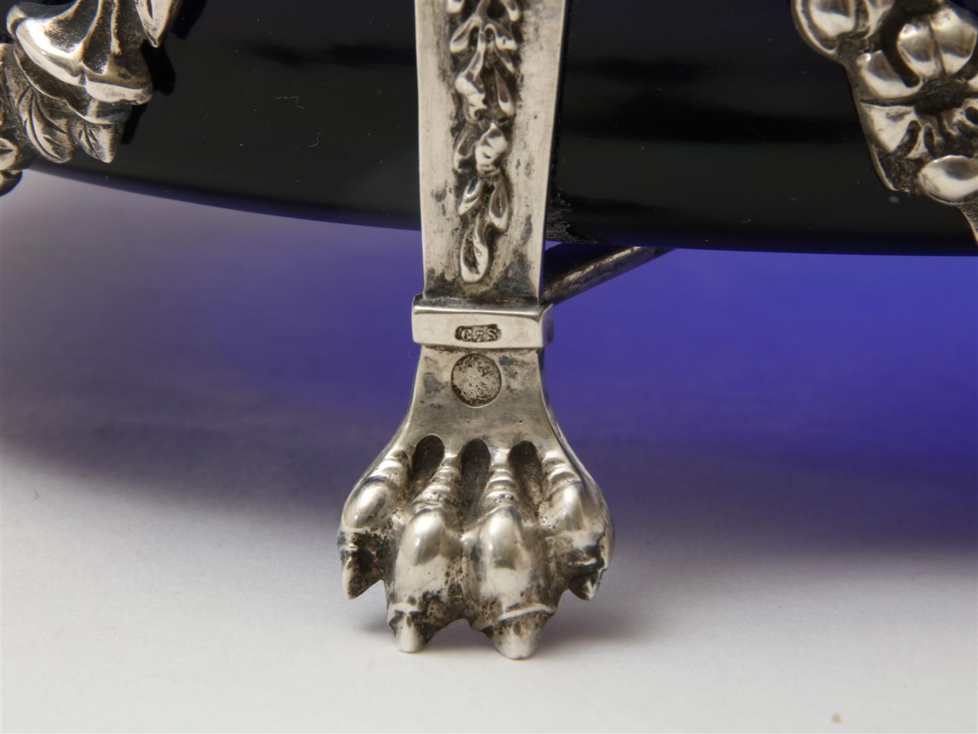 Oval blue glass jardiniere in richly decorated silver frame, resting on claw feet, grade 835/000, - Image 3 of 4