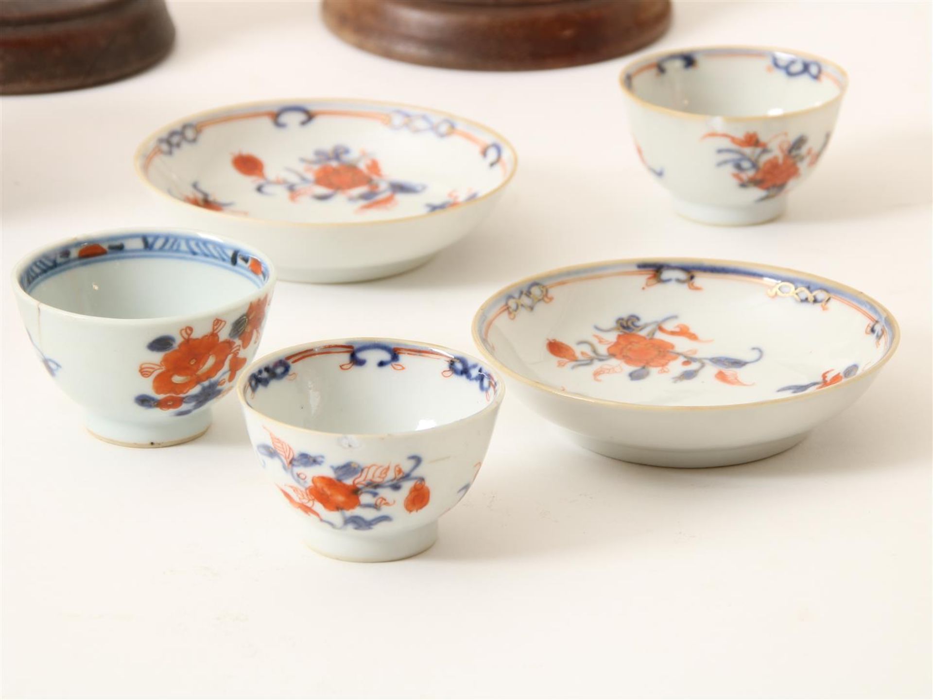 Series of 5 Qianlong cups and saucers with flower decor, China 18th century (3 saucers and 1 cup - Image 3 of 6