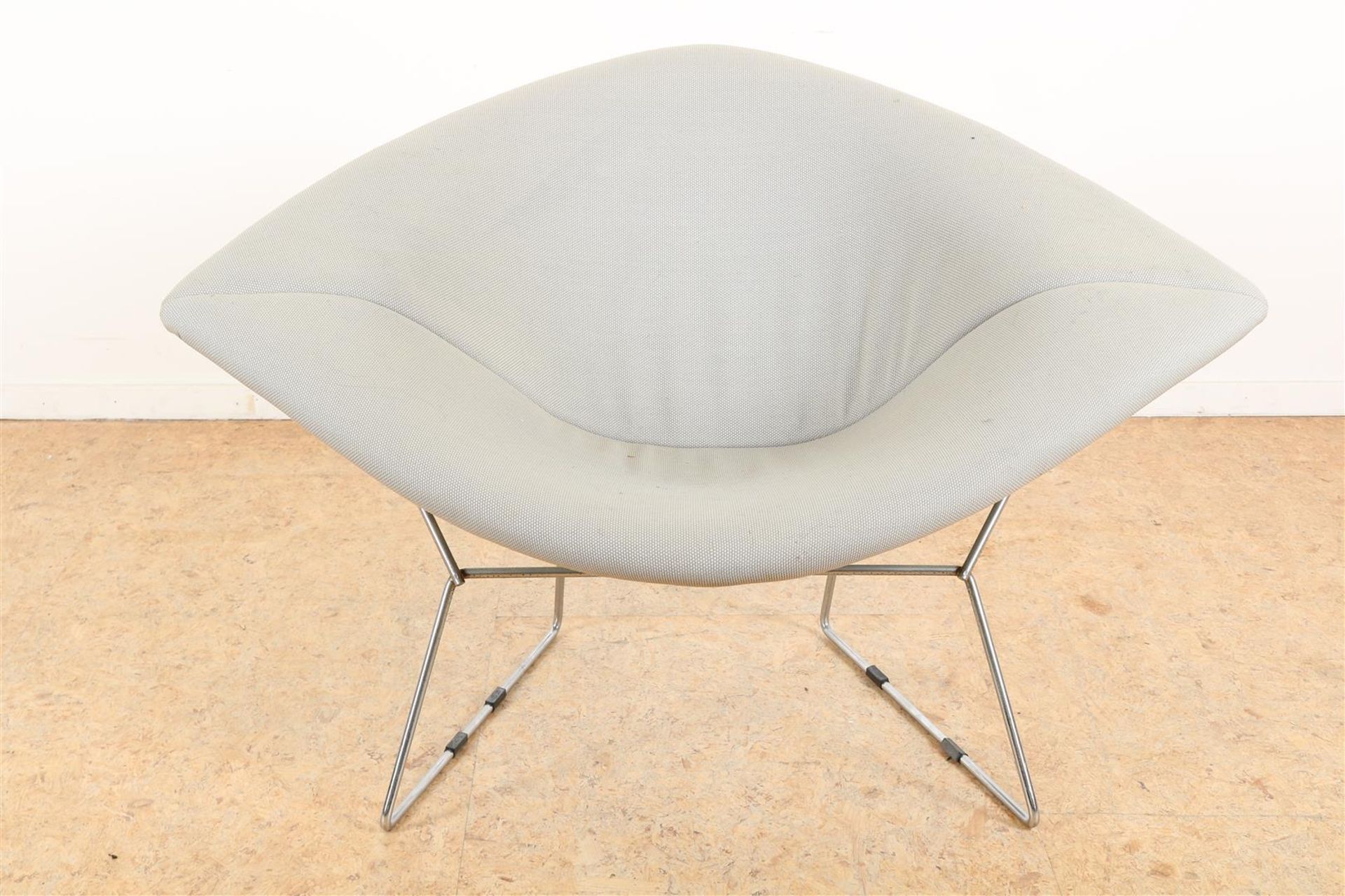 Wire steel design chair with gray upholstery, designer Harry Bertoia for Knoll (1952). sticker on