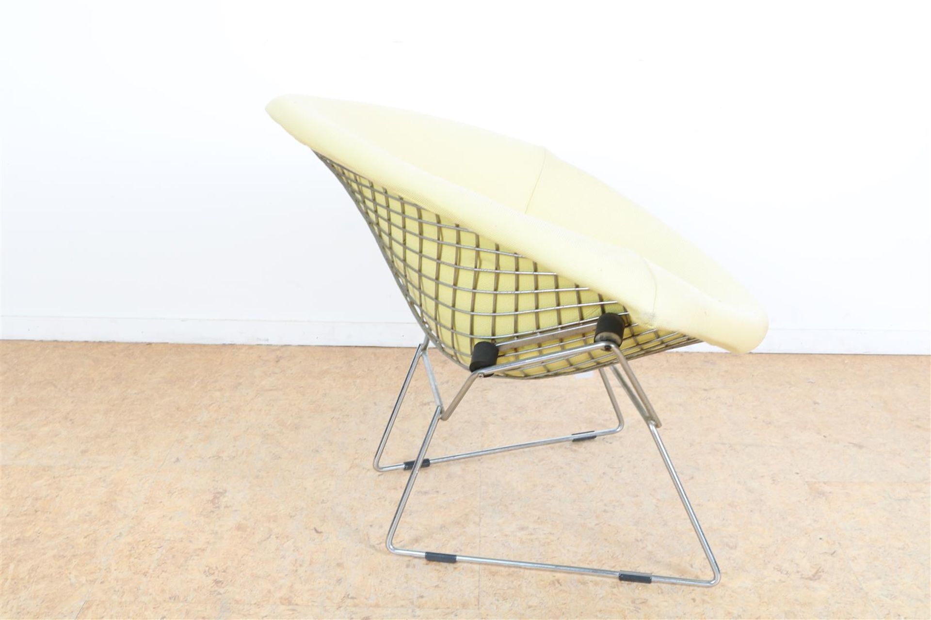 Wire steel design chair with light yellow upholstery, designed in 1952 by Harry Bertoia for Knoll, - Image 2 of 3