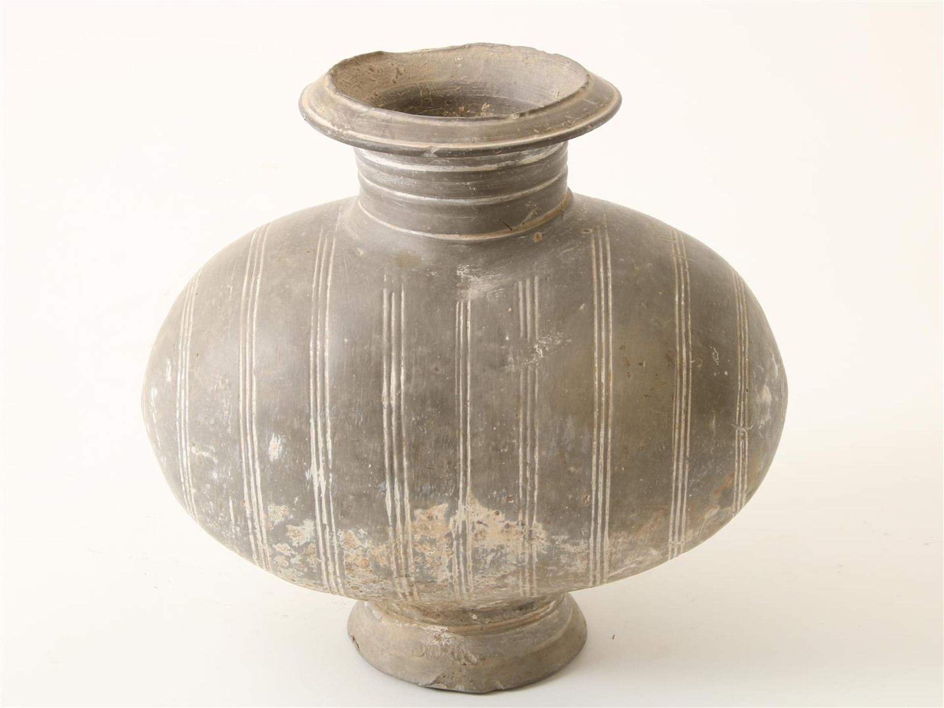 China, earthenware cocoon jar, Han dynasty ( 206 BC - 220 AD) The gray vessel moulded with - Image 3 of 4