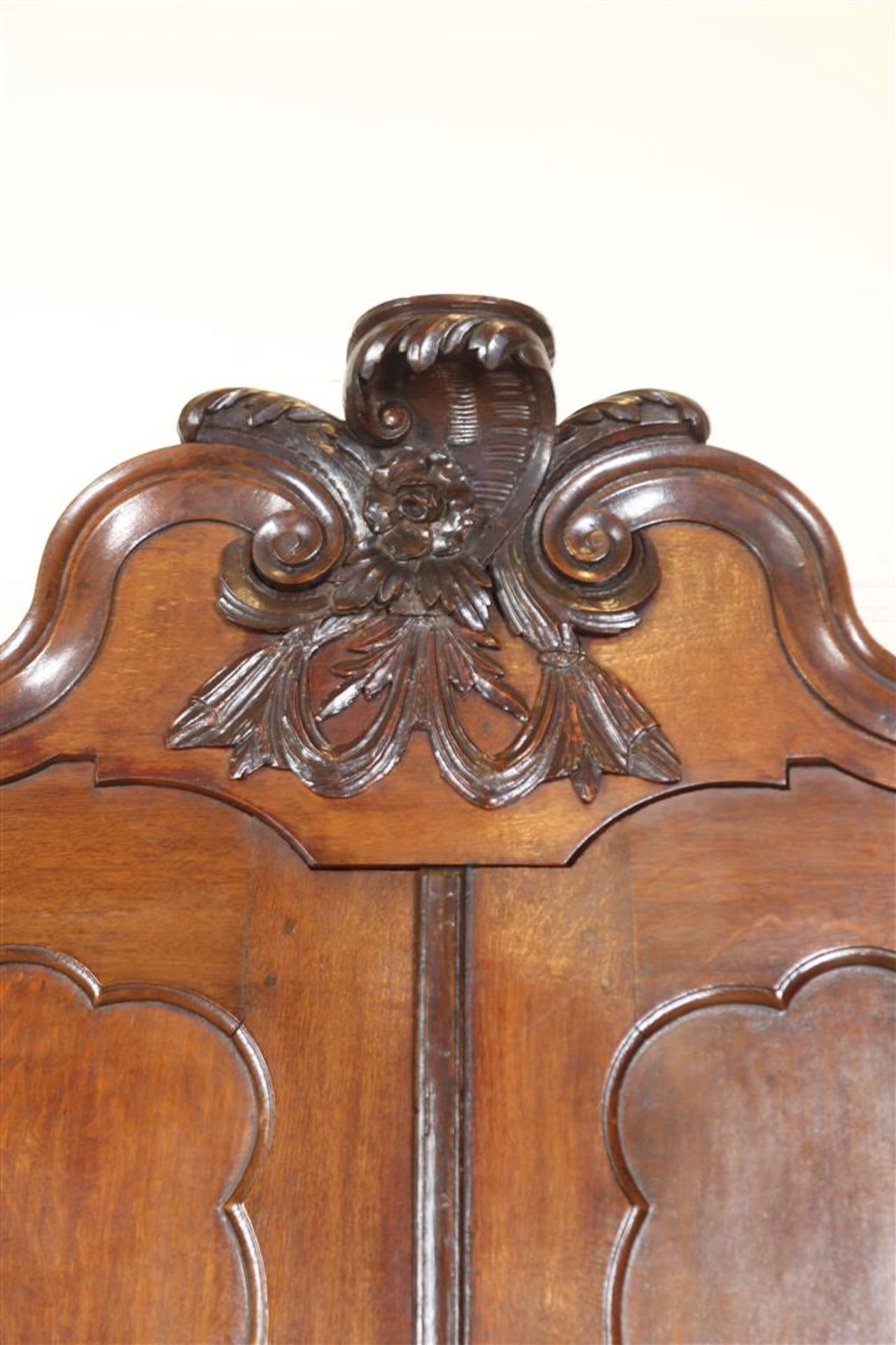 Oak Louis XV cabinet with contoured hood with carved crest, 2 panel doors on 3 curved drawers - Image 3 of 6