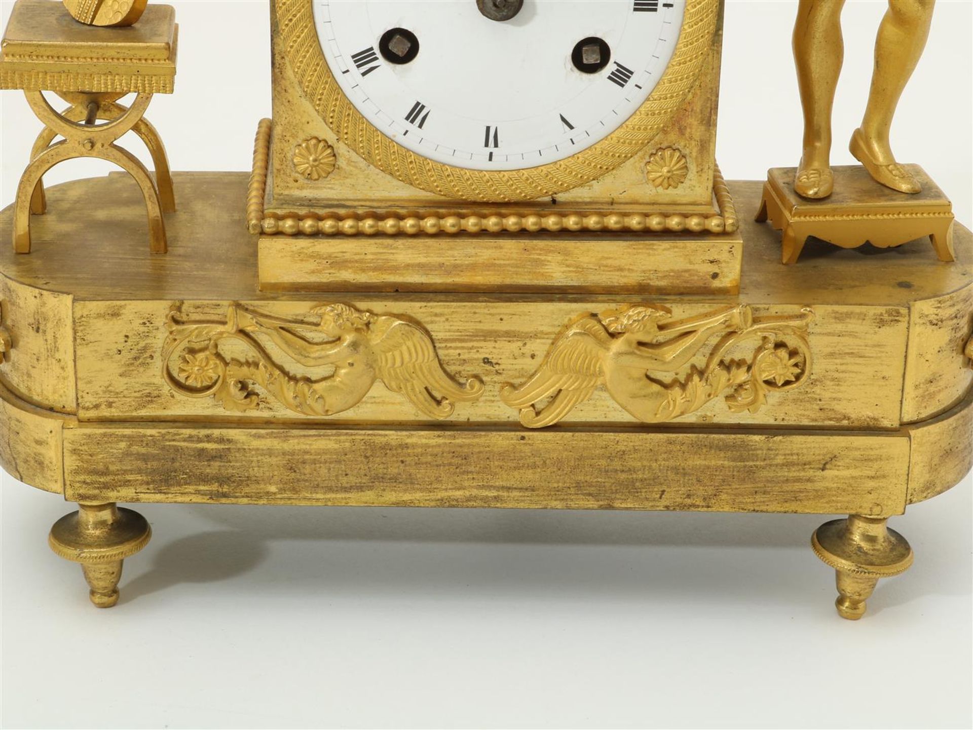Fire-gilt Empire mantel clock with musician and sheet music, with running and percussion - Image 5 of 7