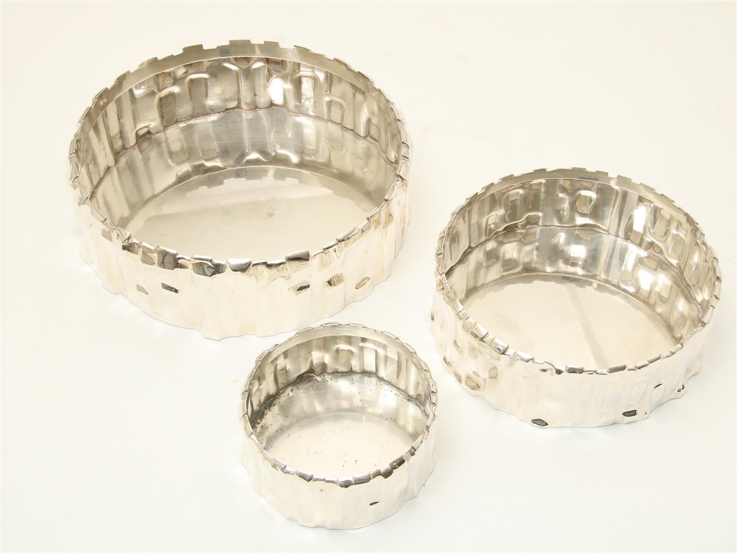 Three silver bowls with brutalist decoration, 1970s, diameter 19.5, 15 and 10 cm respectively, gross