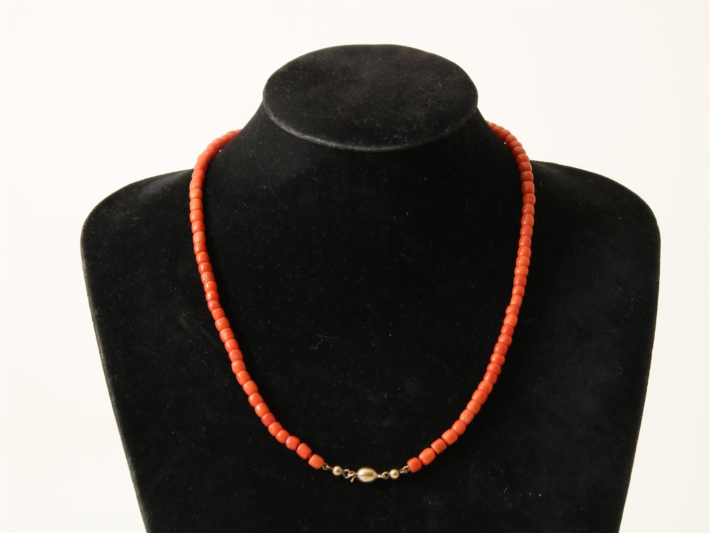 Red coral necklace on gold barrel clasp, l. 50 cm. - Image 3 of 3