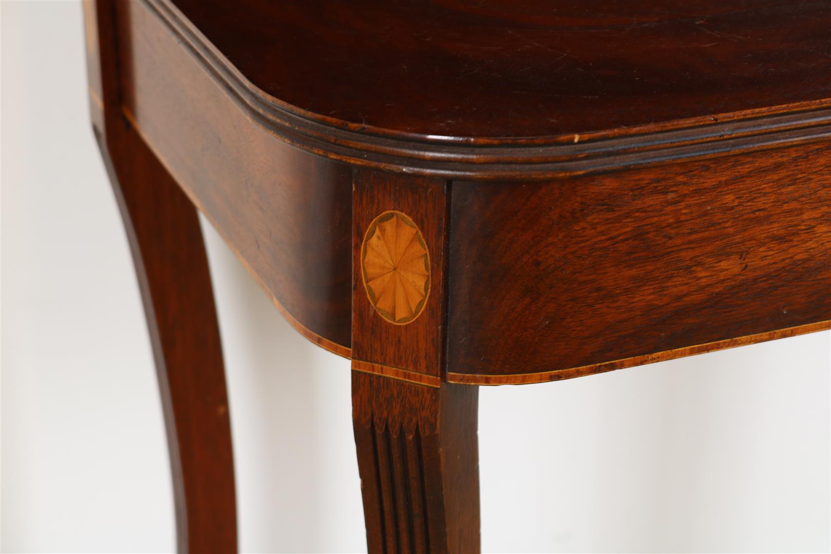 Mahogany Georgian-style coffee/breakfast table with folding top, inlaid vase in skirting boards - Image 5 of 6
