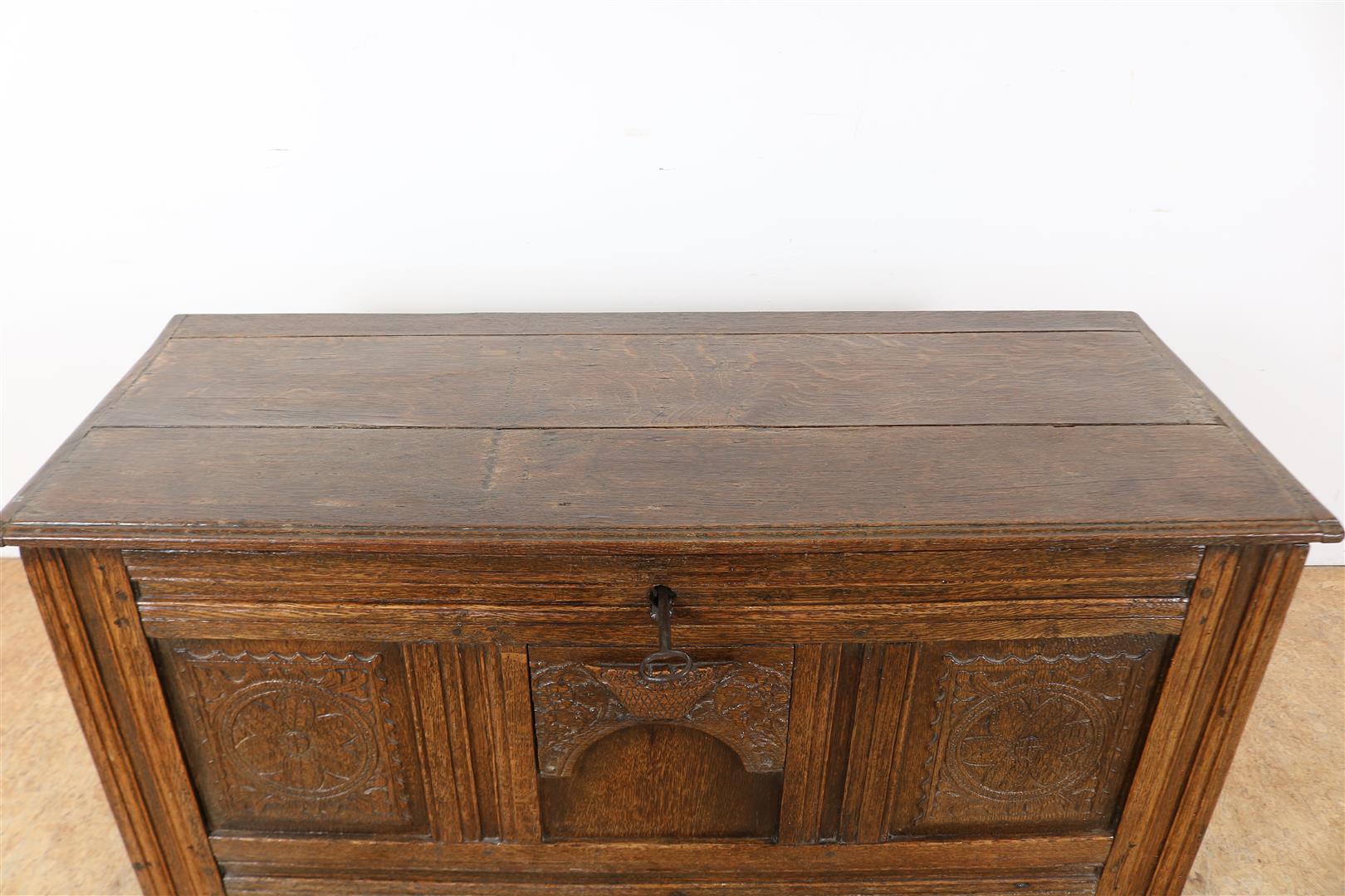 Oak blanket chest with 3 carved front panels with relief decor of a flower basket, iron hinges and - Image 3 of 5
